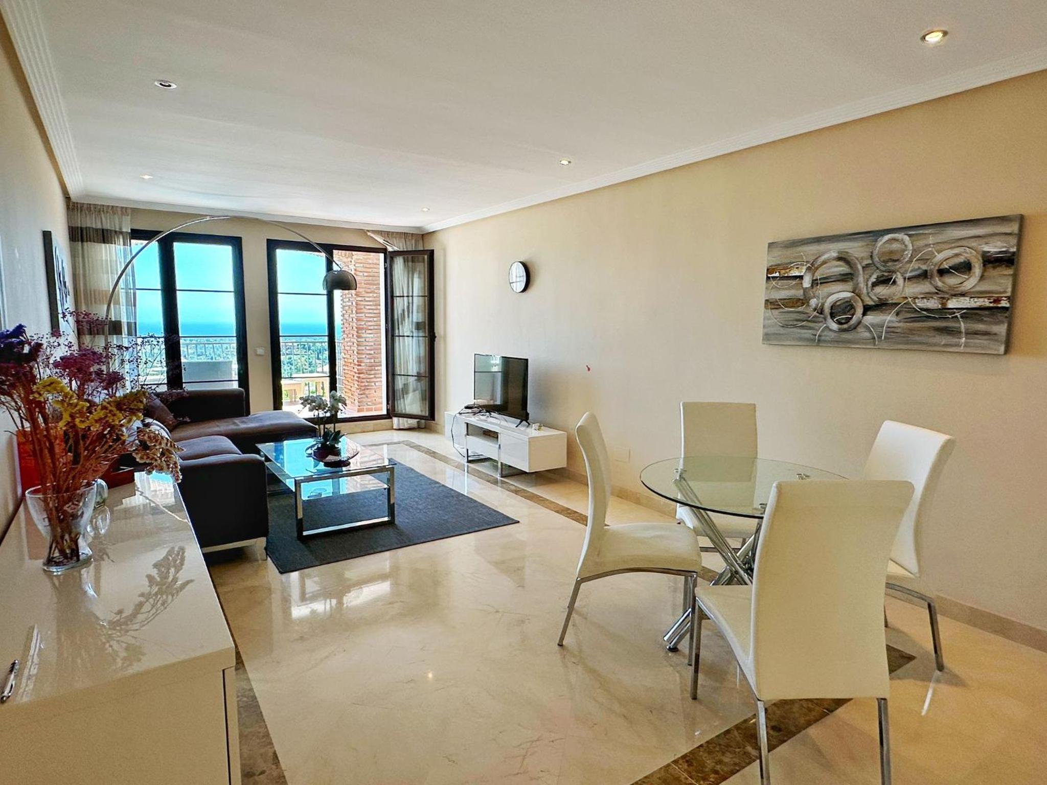 Apartamento de Dos Dormitorios con Vista a la Piscina