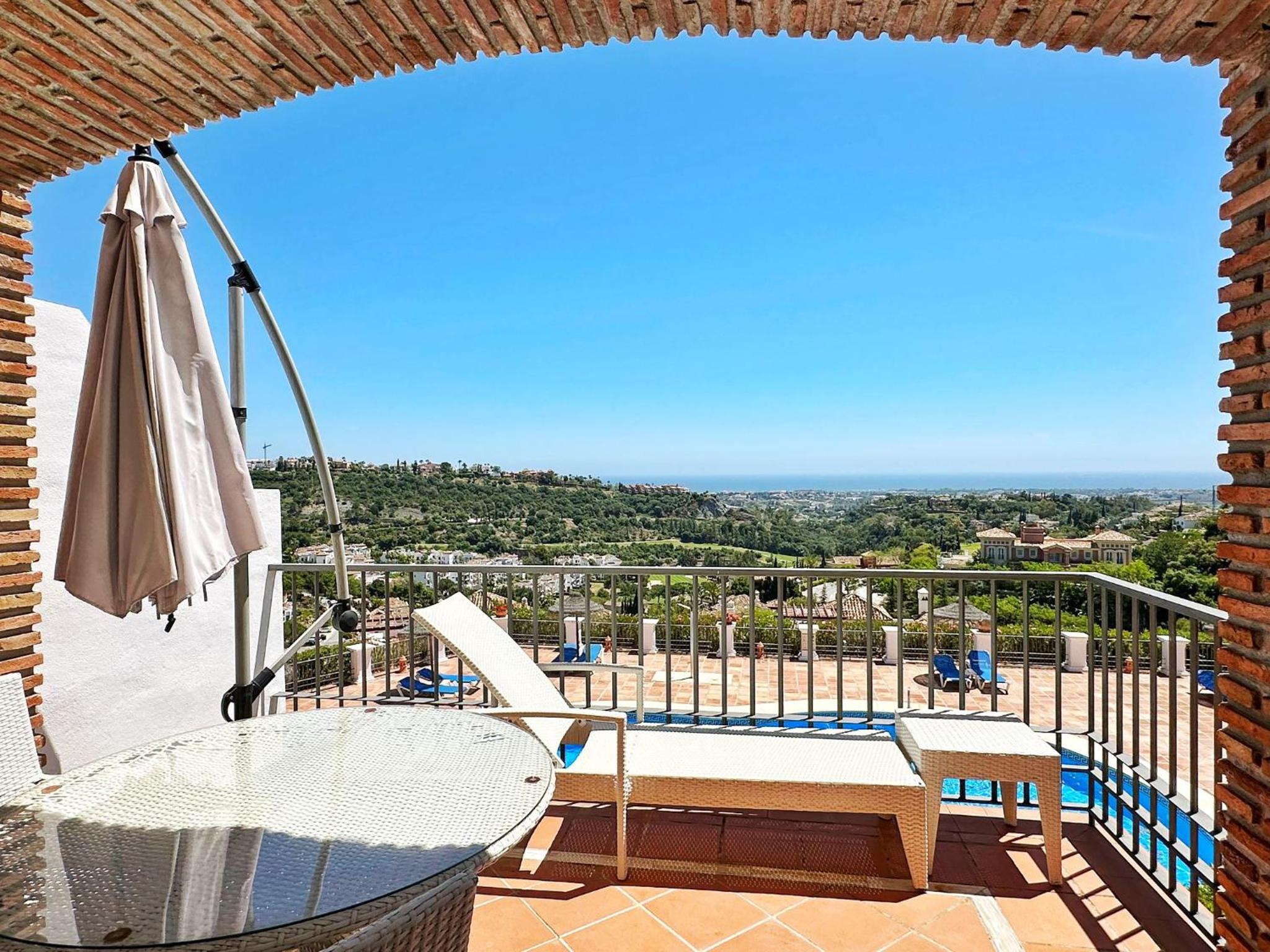 Two-Bedroom Apartment with Pool View photo 2
