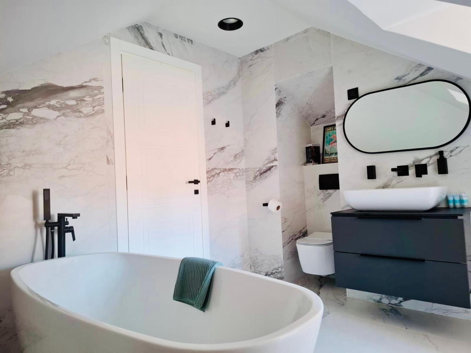 Deluxe Double Room With Bath - Attic