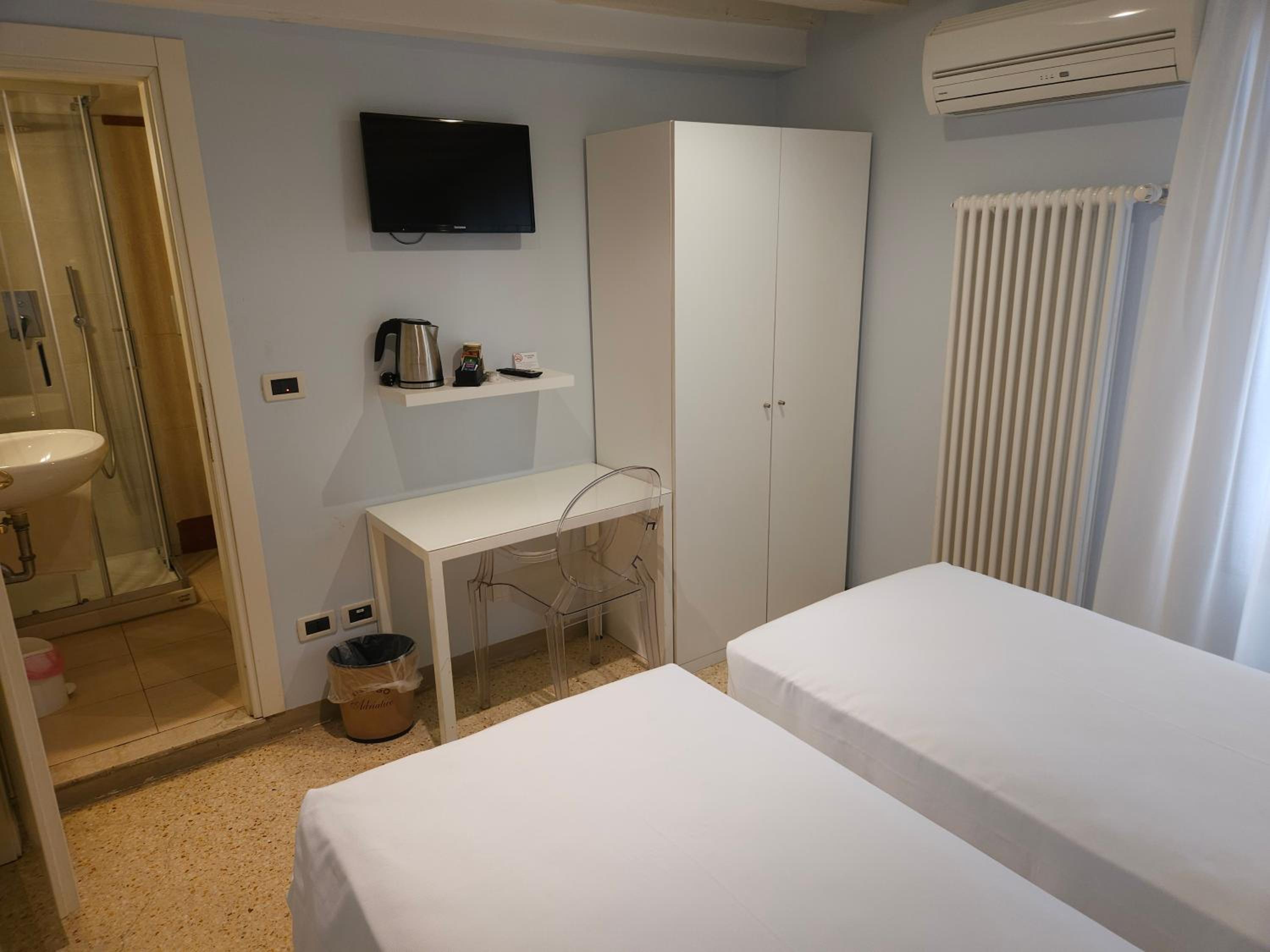 Budget Double Room photo 3