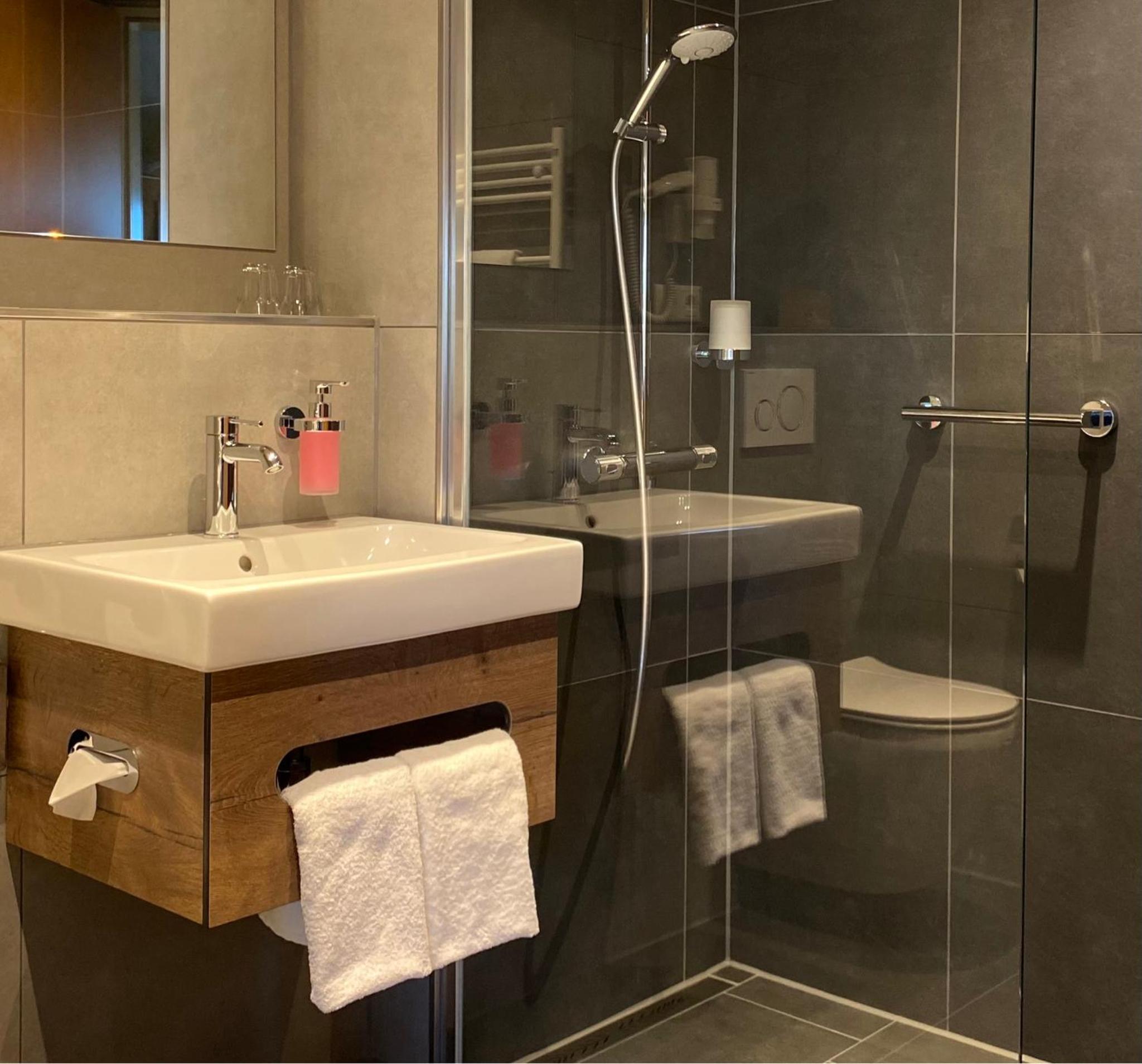 Deluxe Room (2 Adults) - Photo 6