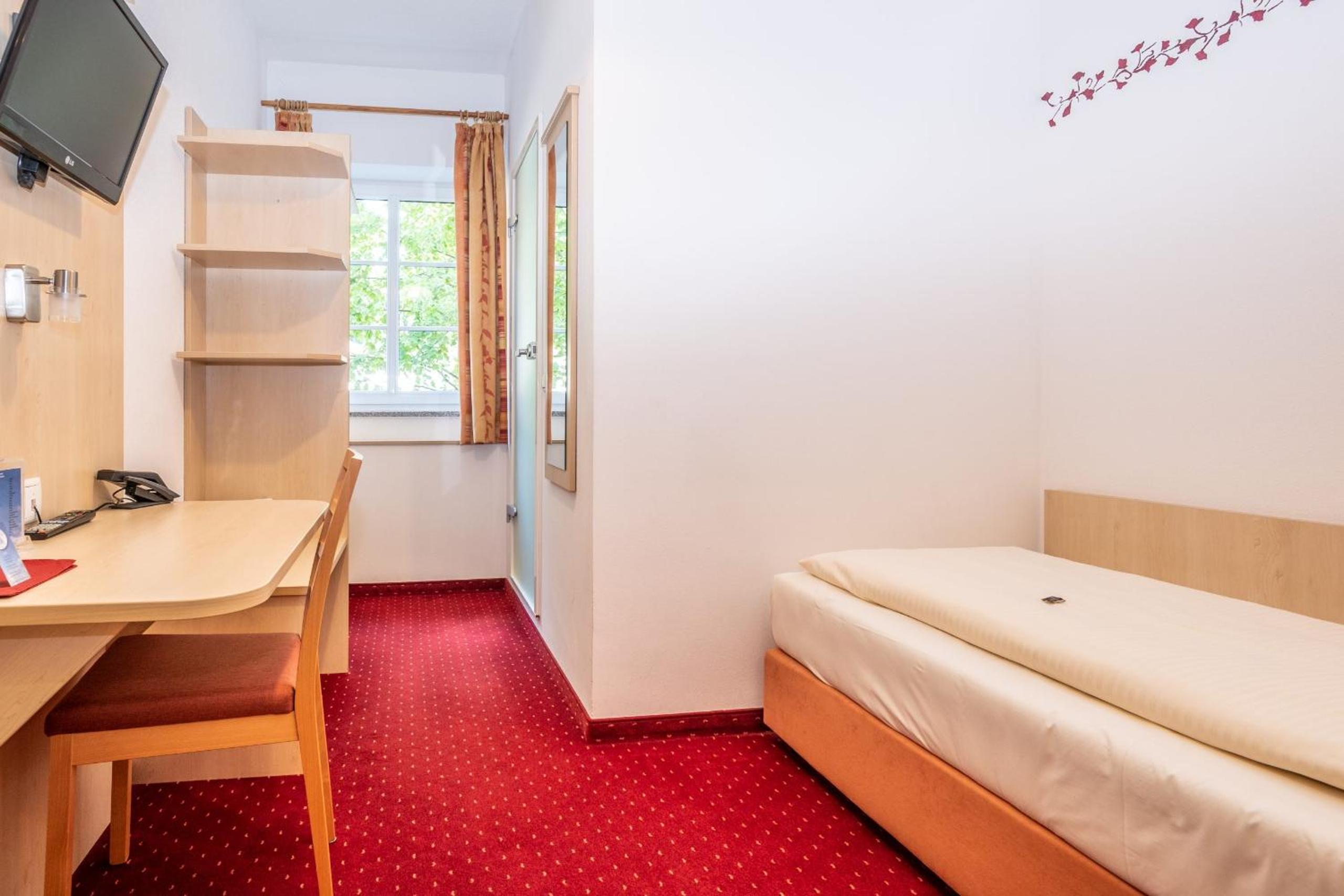 Small Single Room photo 2