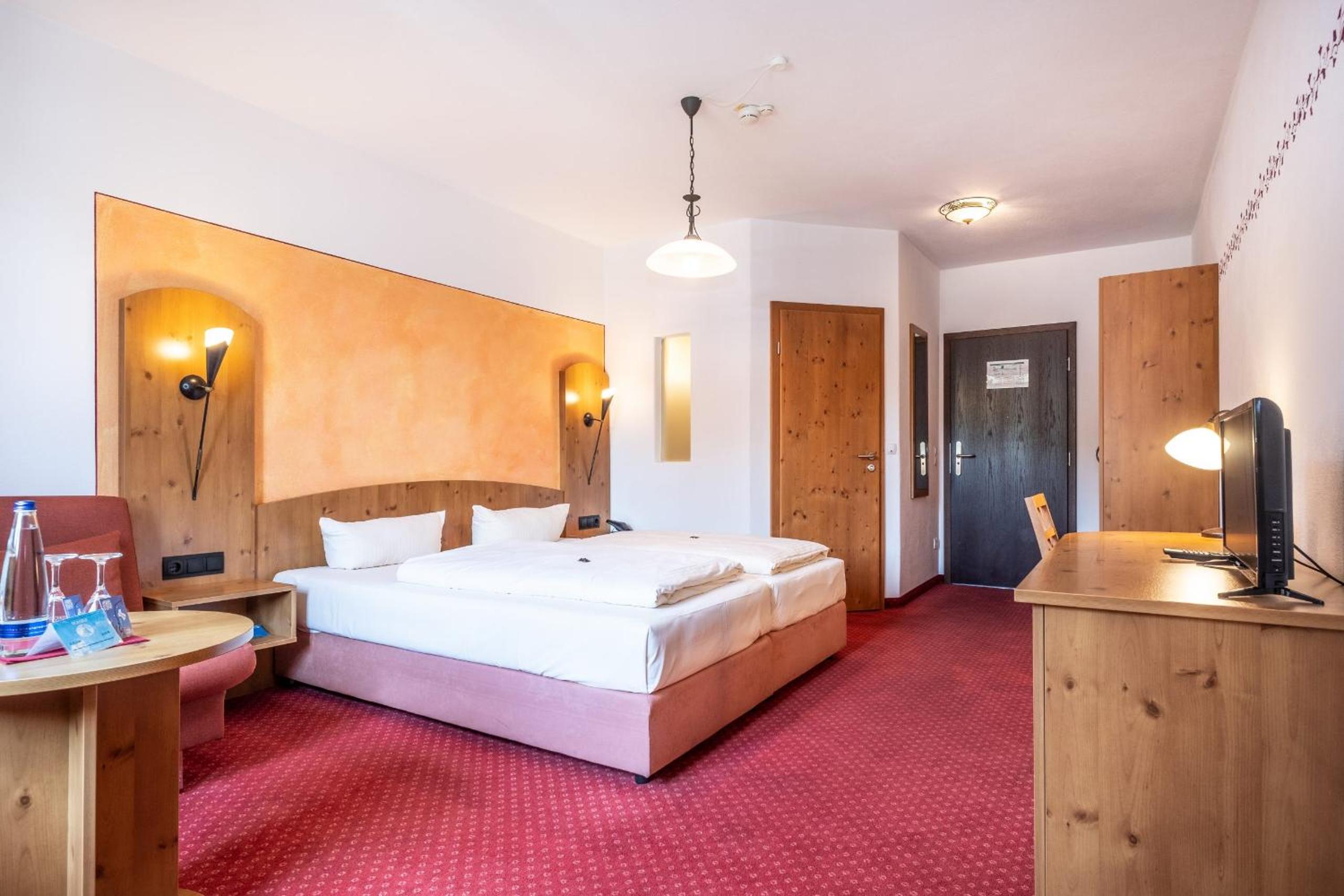 Deluxe Double or Twin Room photo 2