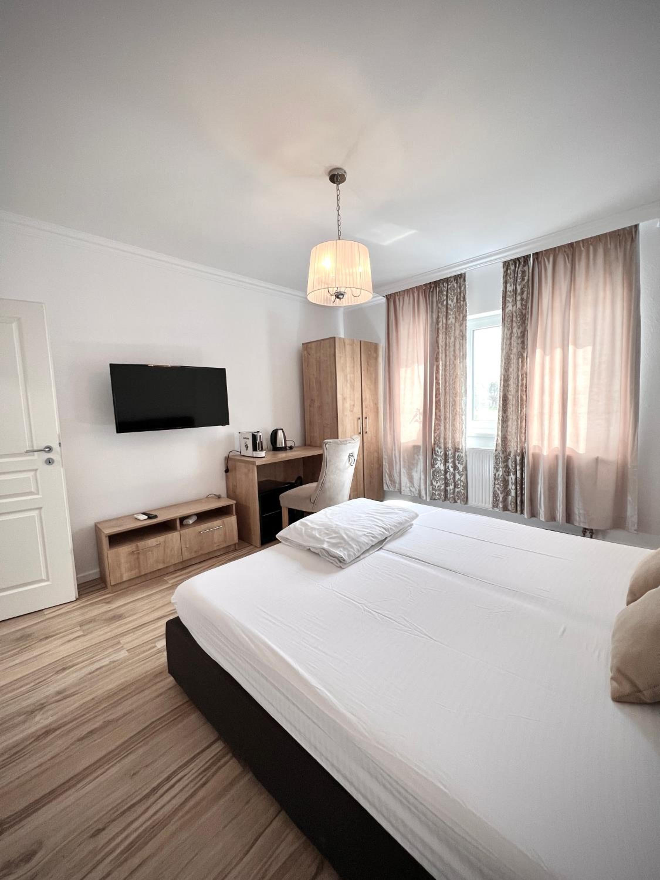 Deluxe Room (2 Adults + 1 Child) photo 2