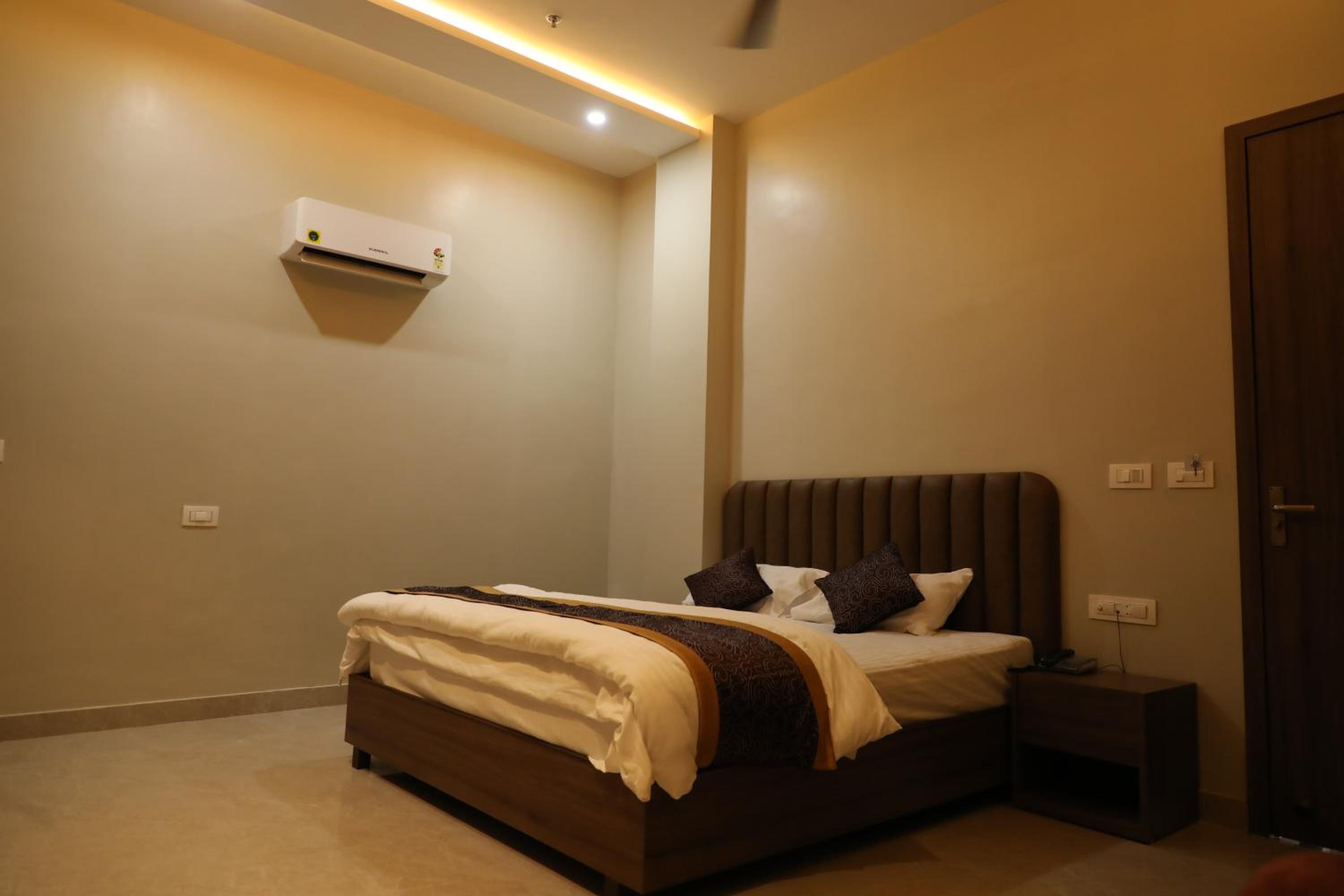 Deluxe Double Room (2 Adults + 1 Child) photo 3