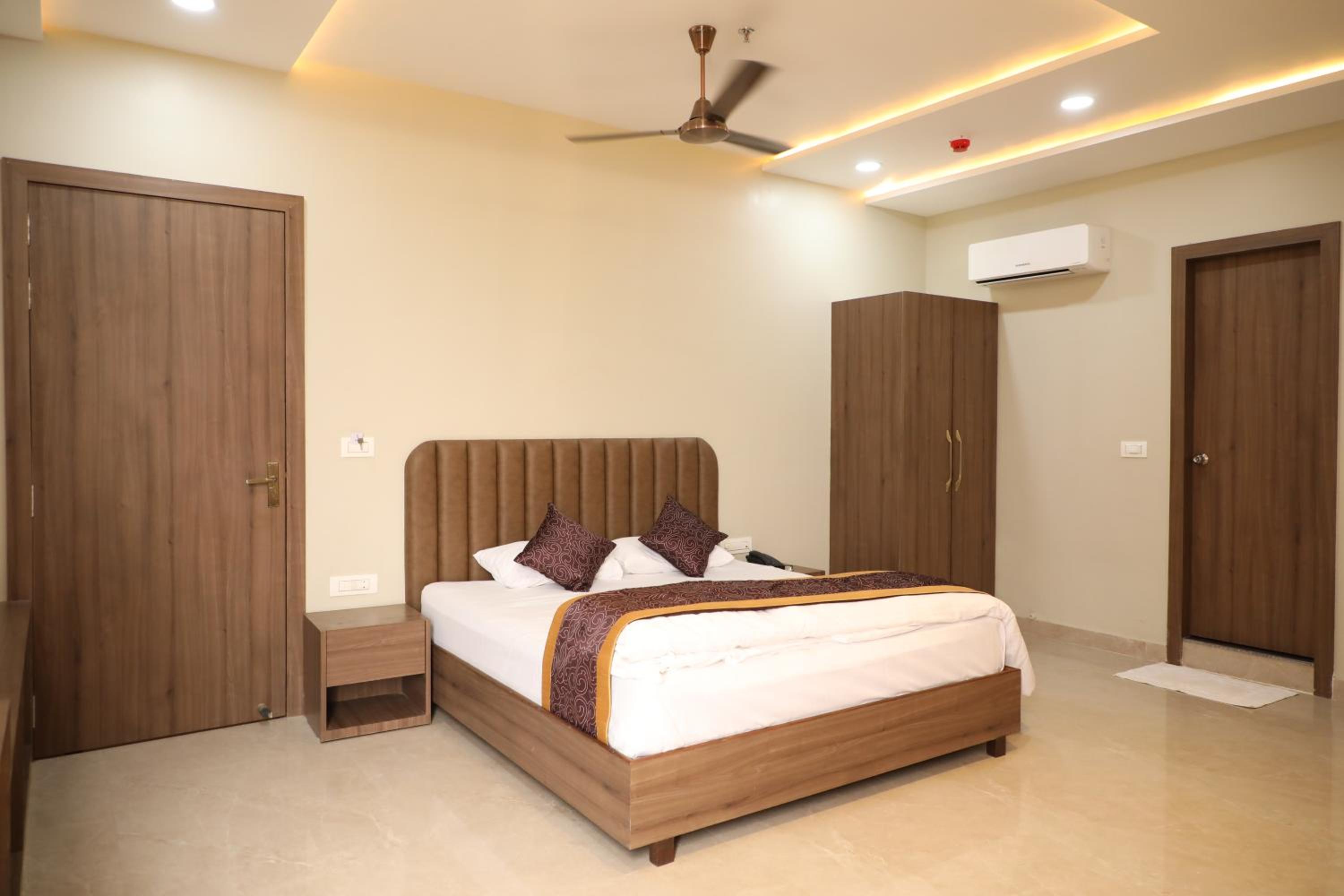Deluxe Room (2 Adults + 1 Child) photo 3
