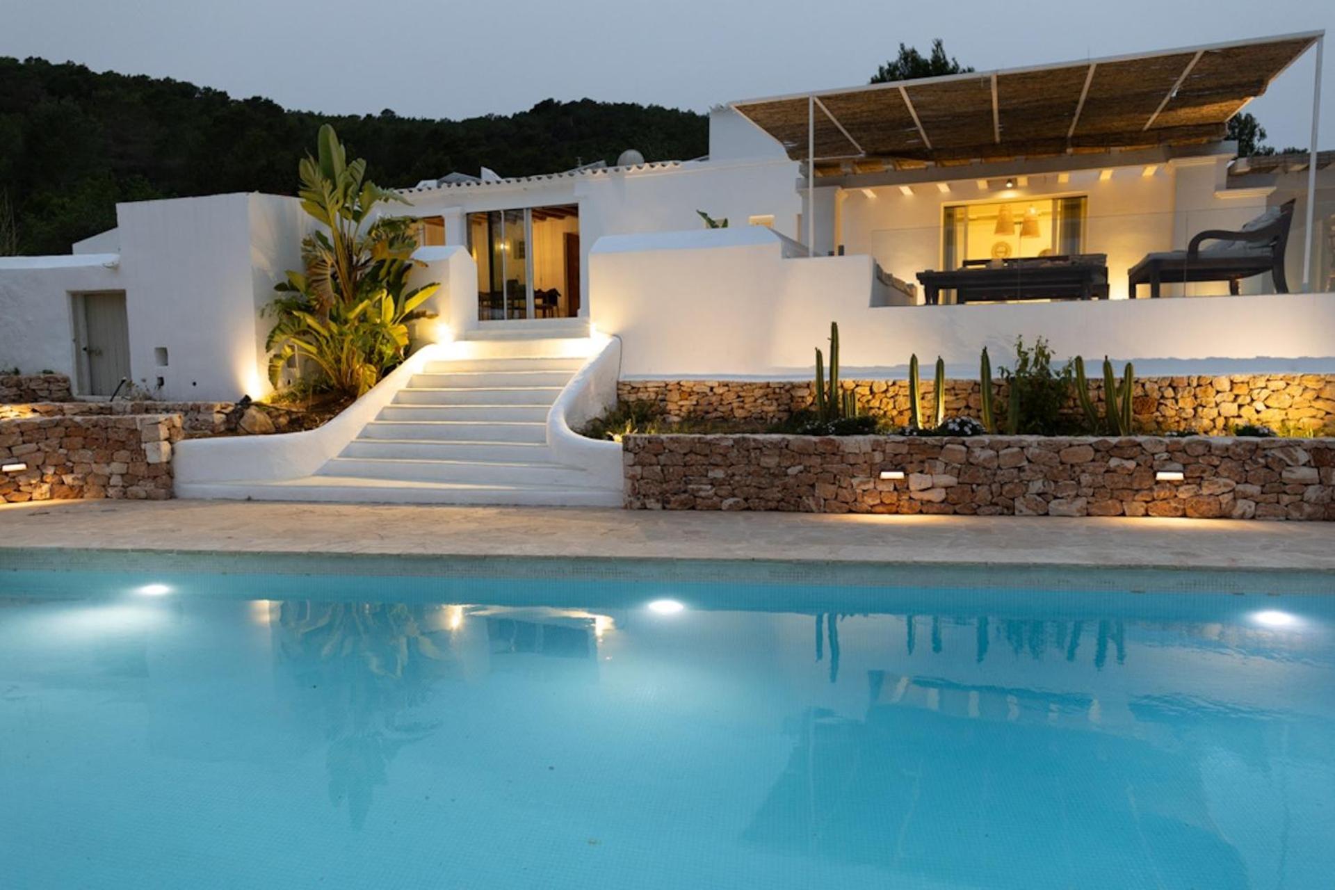 Six-Bedroom House photo 2