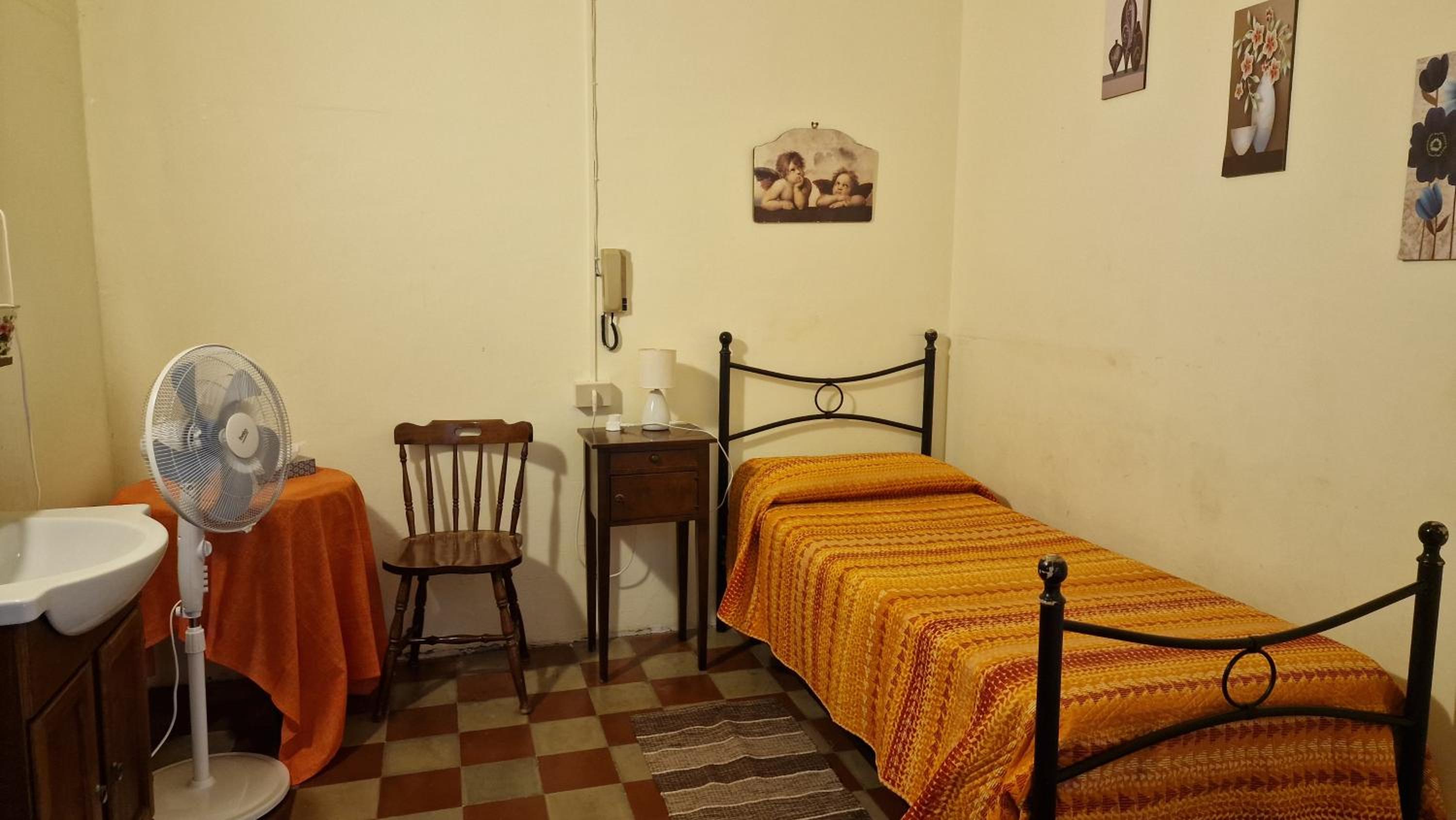 Single Room with Shared Bathroom photo 1