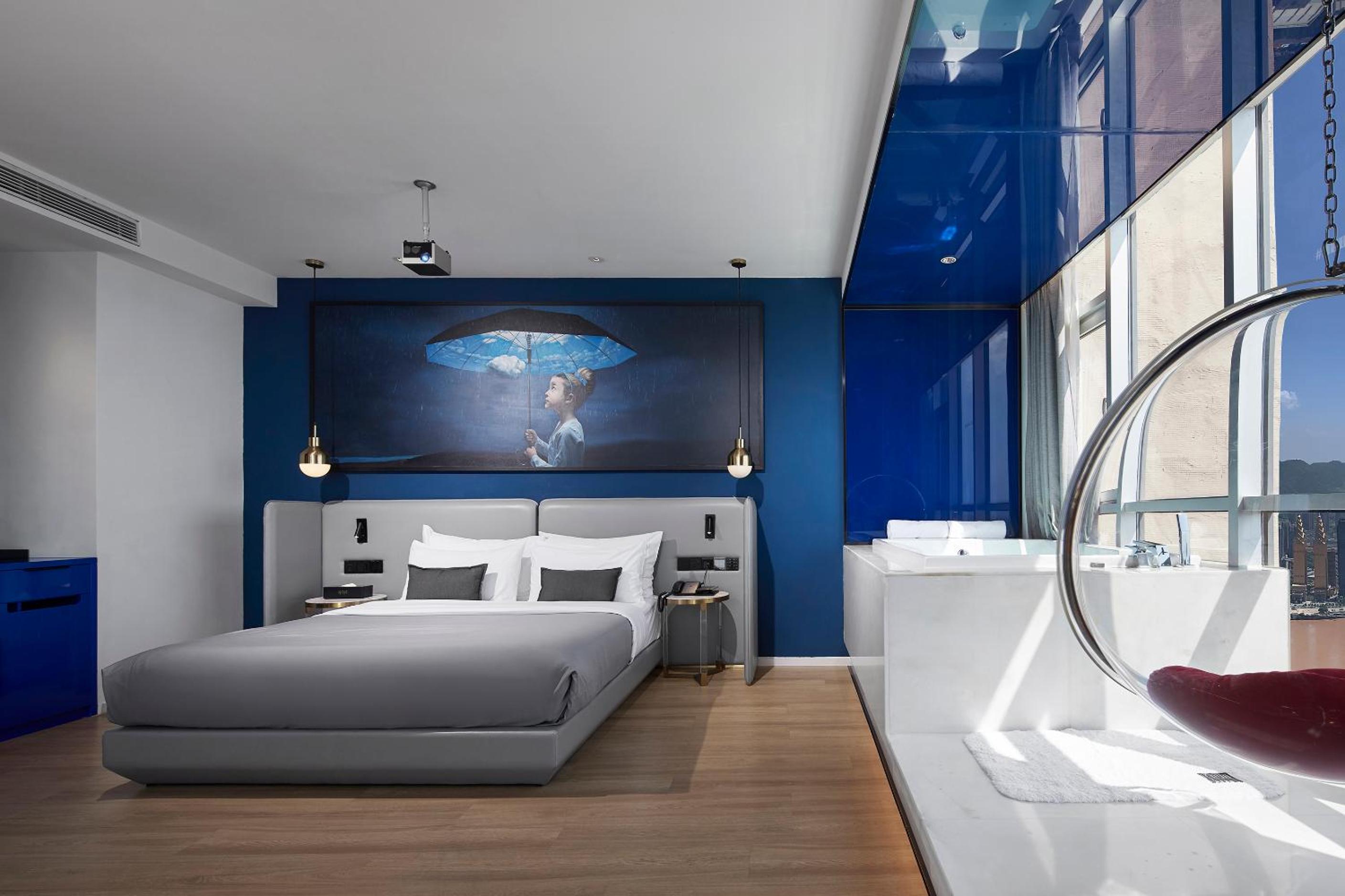 270° River View - Deluxe Suite A - Oversize Bathtub  Sauna Room