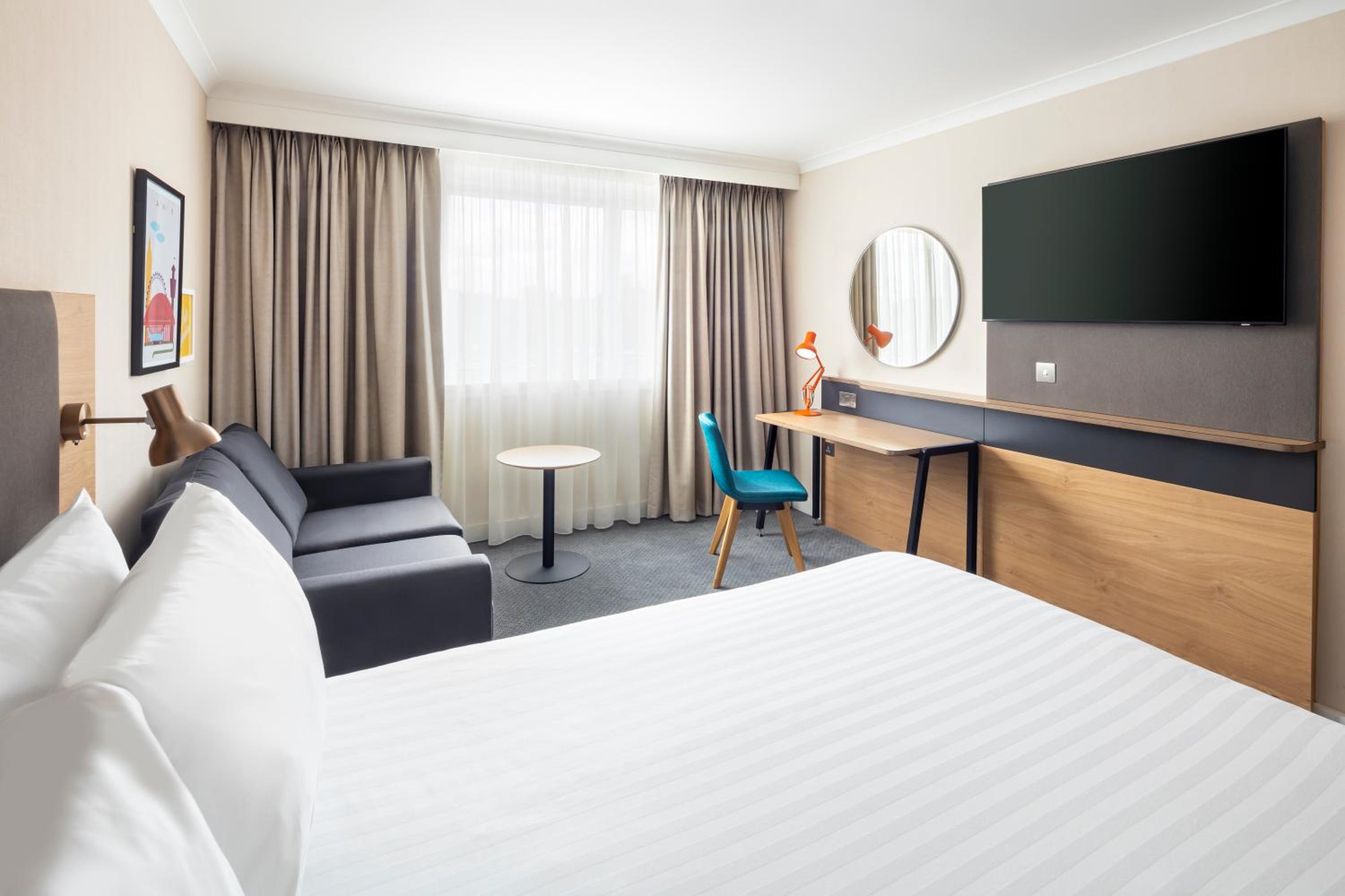 Standard Queen Room with Single Sofa Bed photo 1