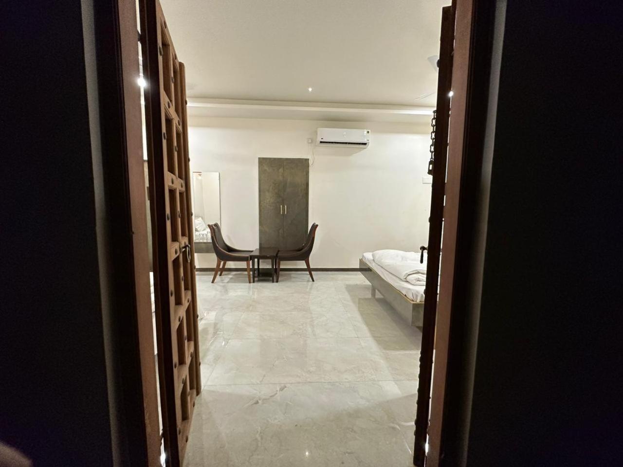 Deluxe Room - Photo 8