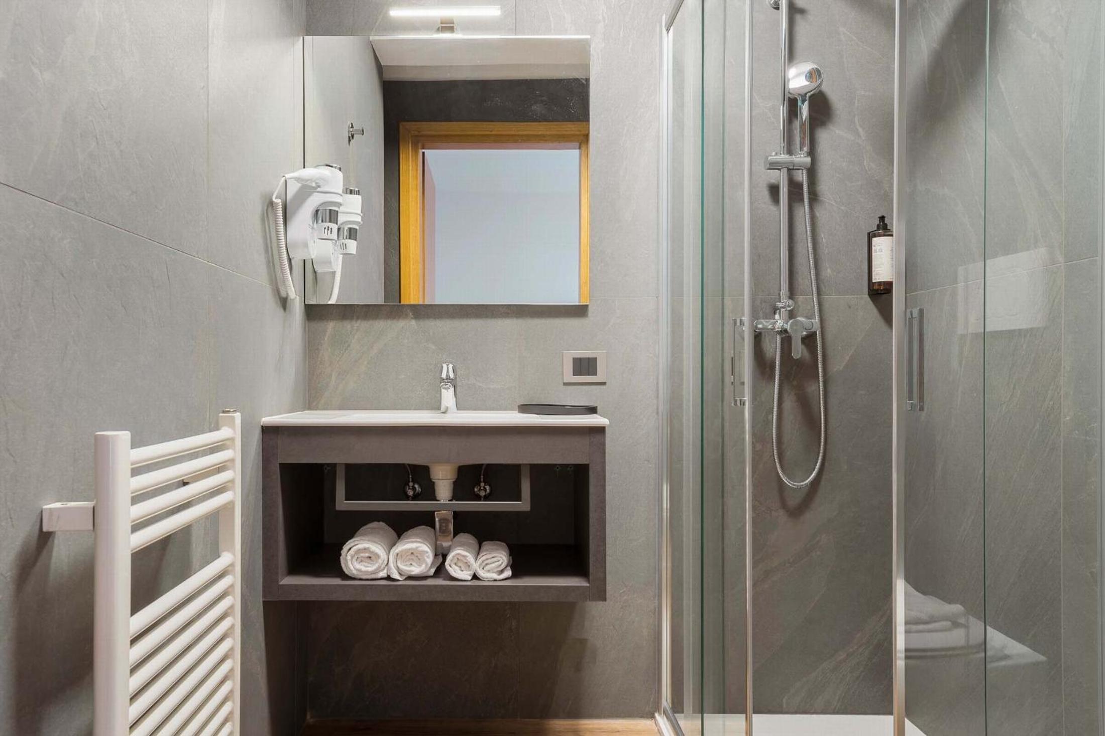 Family Room with One Queen and One Bunk Bed, Mountain View and Shower - Non-Smoking - Photo 9