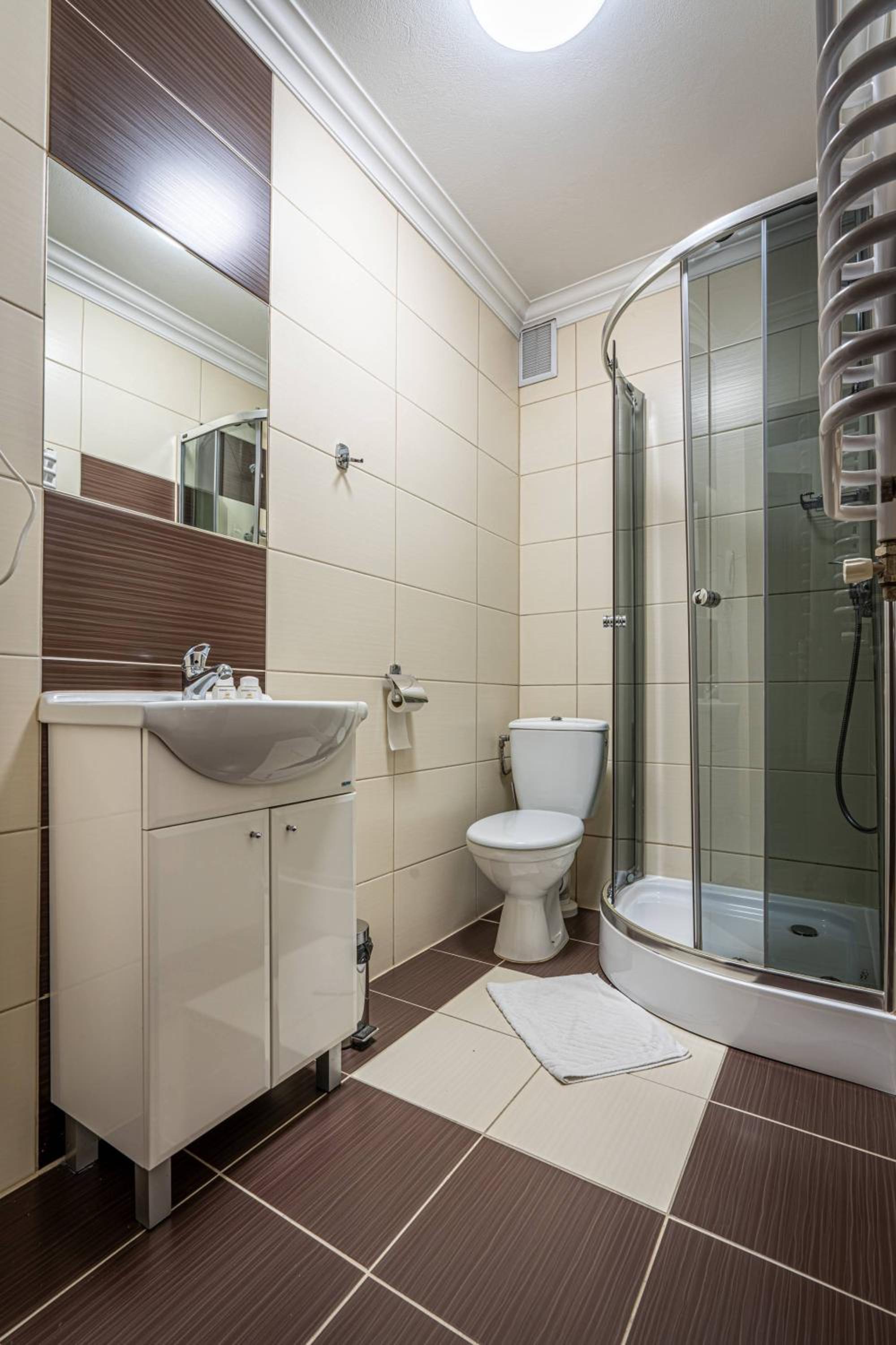 Double or Twin Room - Photo 9