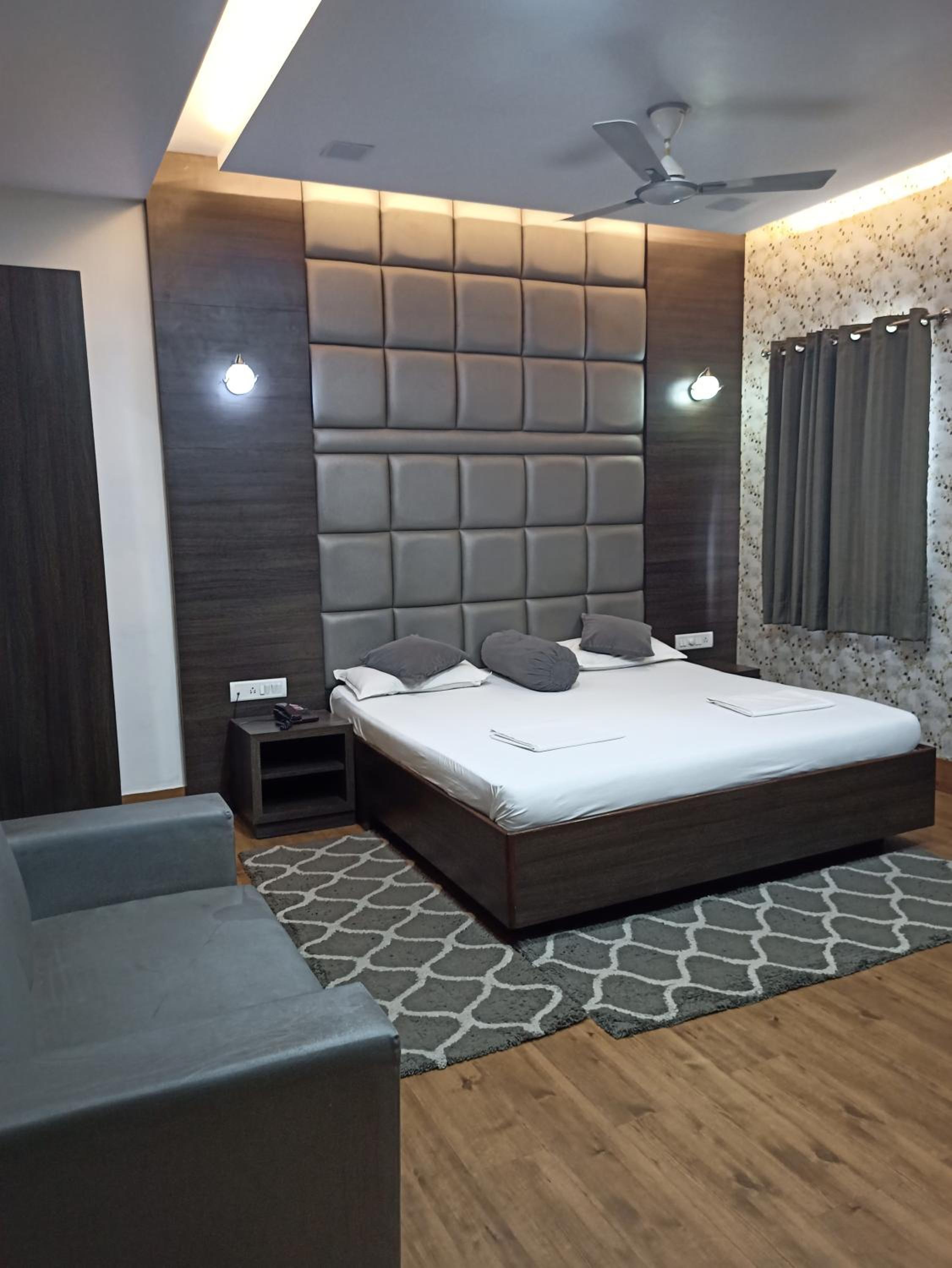 Premium Double Room (Includes Ganga Aarti and Darshan assistance to Kashi Vishwanath Temple) photo 3