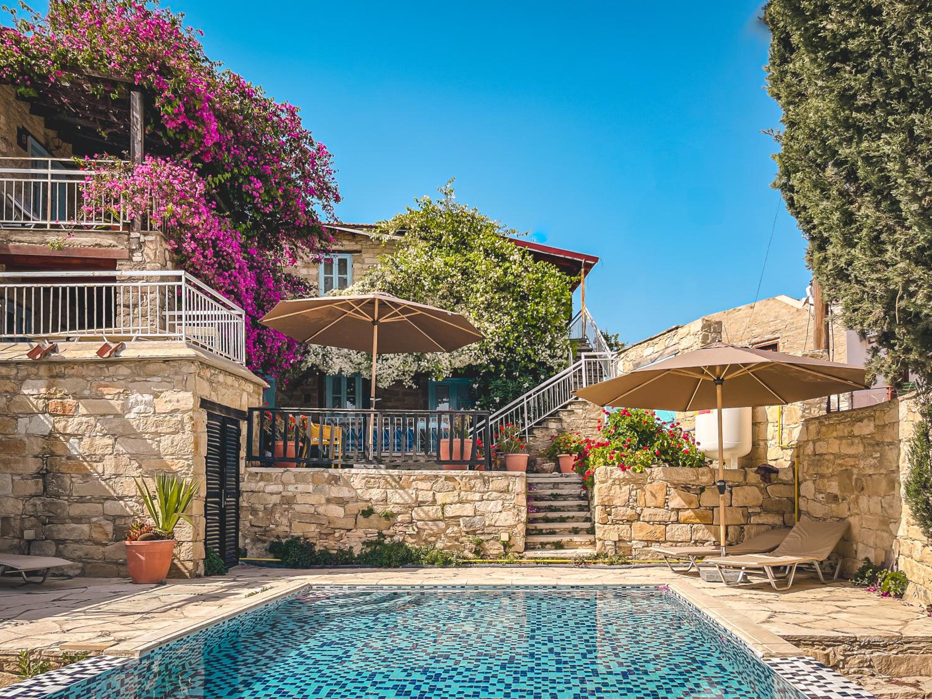Apartment with Pool View - Dane House