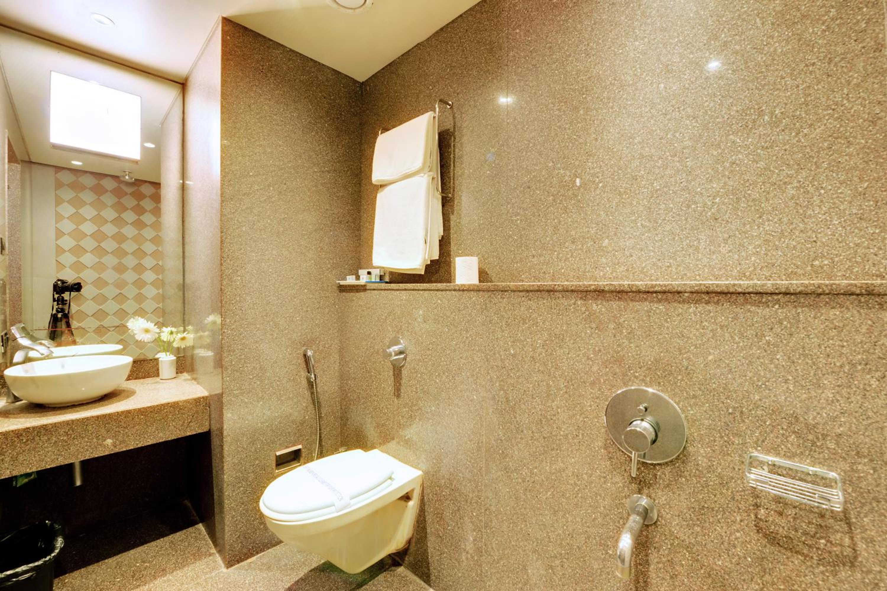 Deluxe Double Room - Photo 11