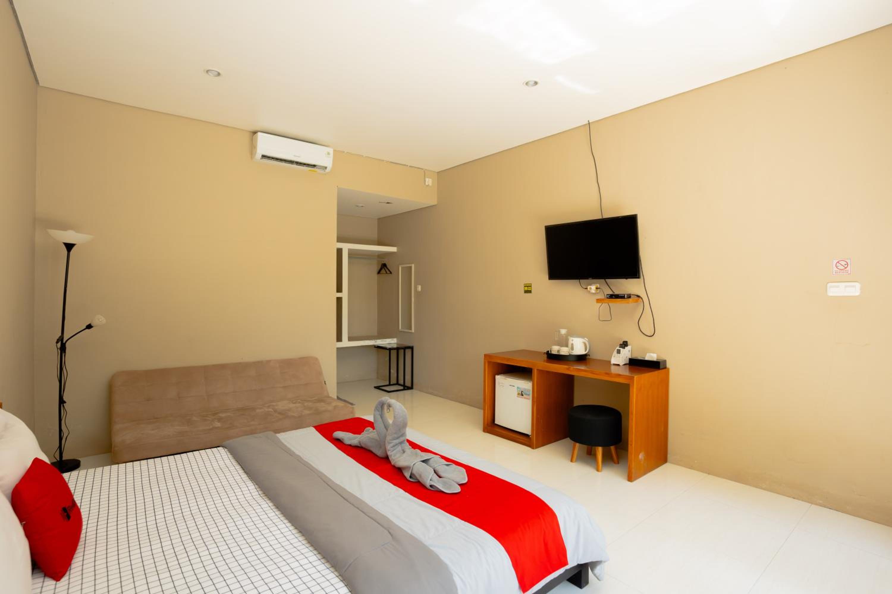Deluxe Room - Photo 6