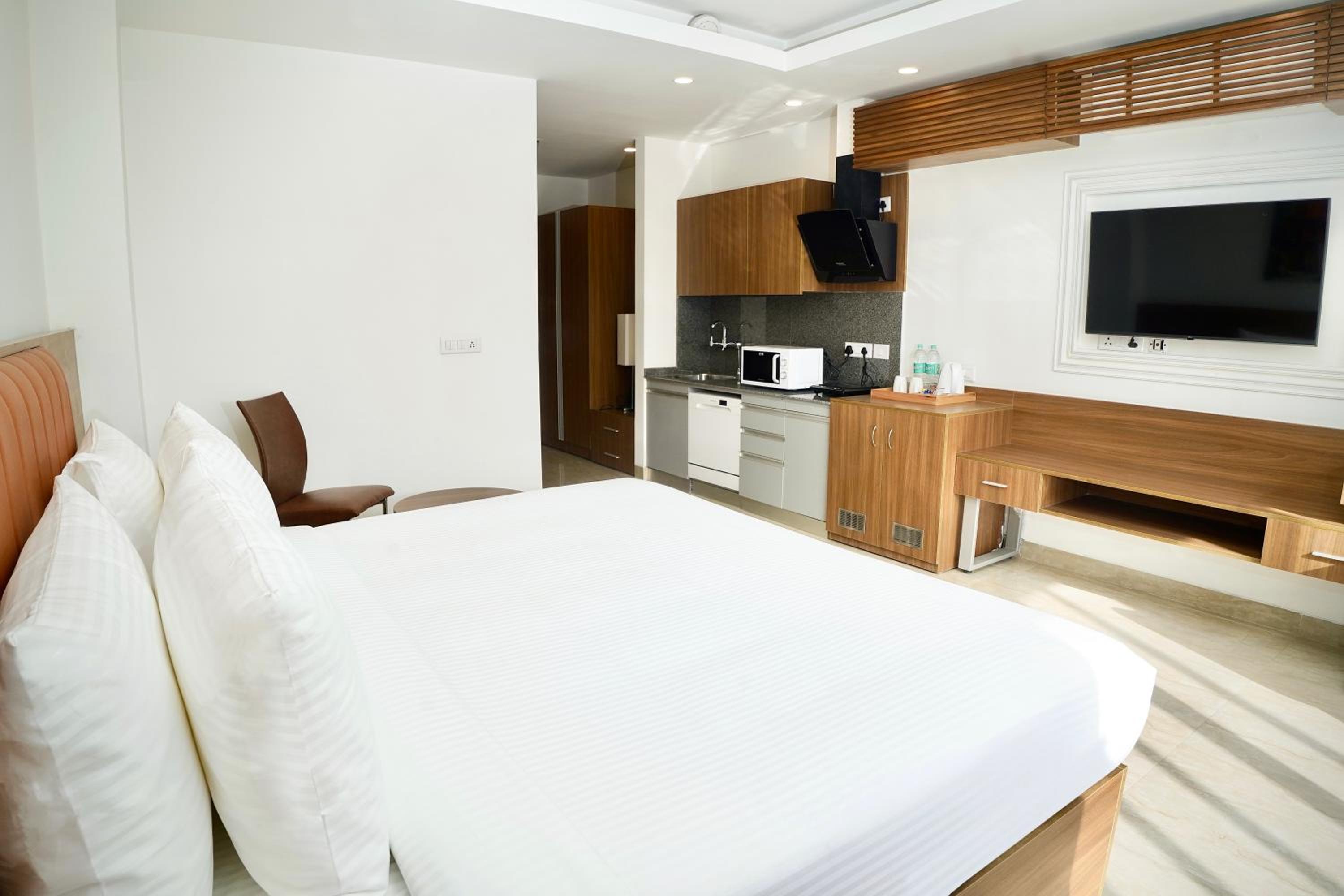 Studio King with Balcony and Kitchenette