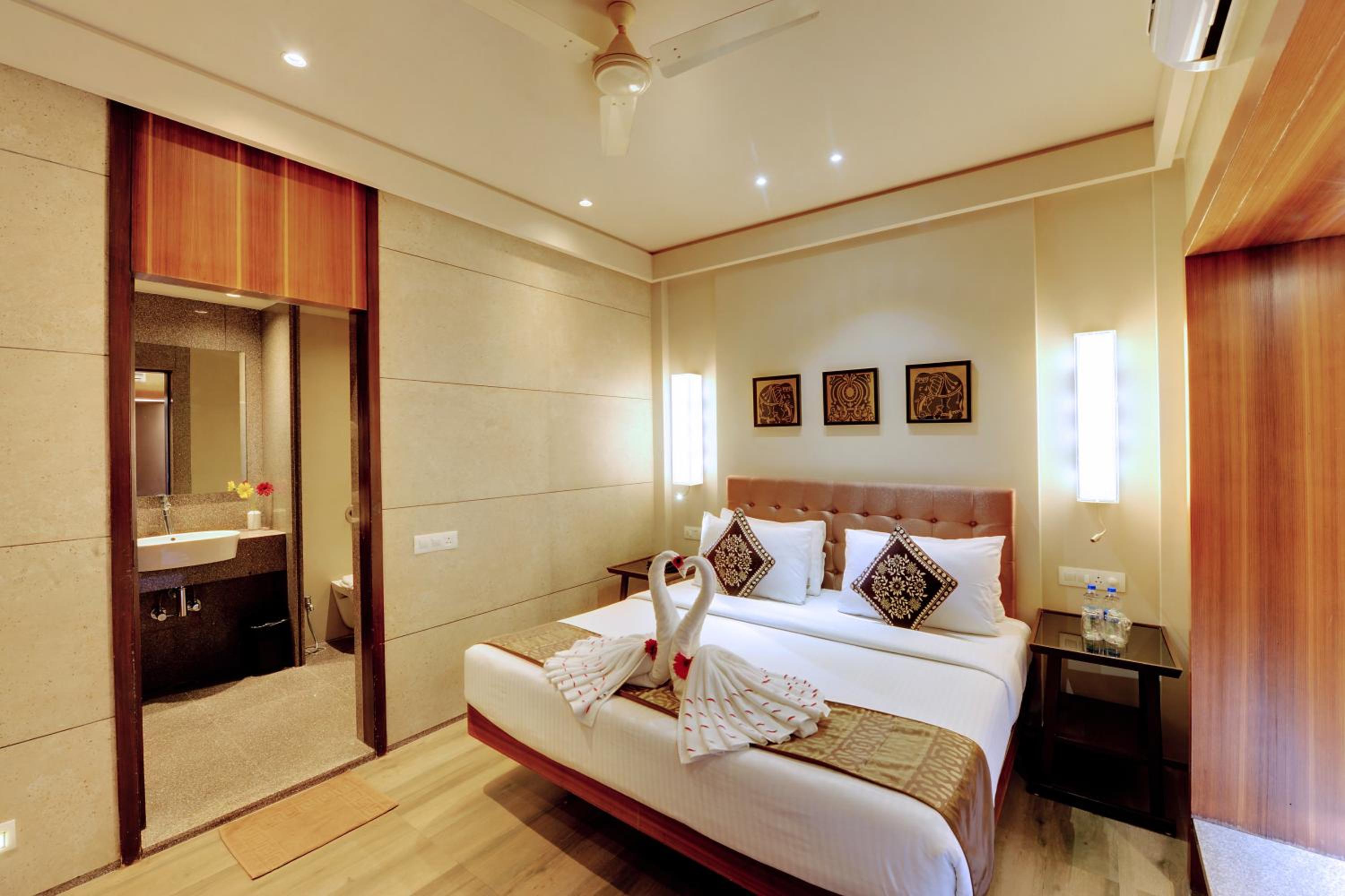 Suite - Photo 11