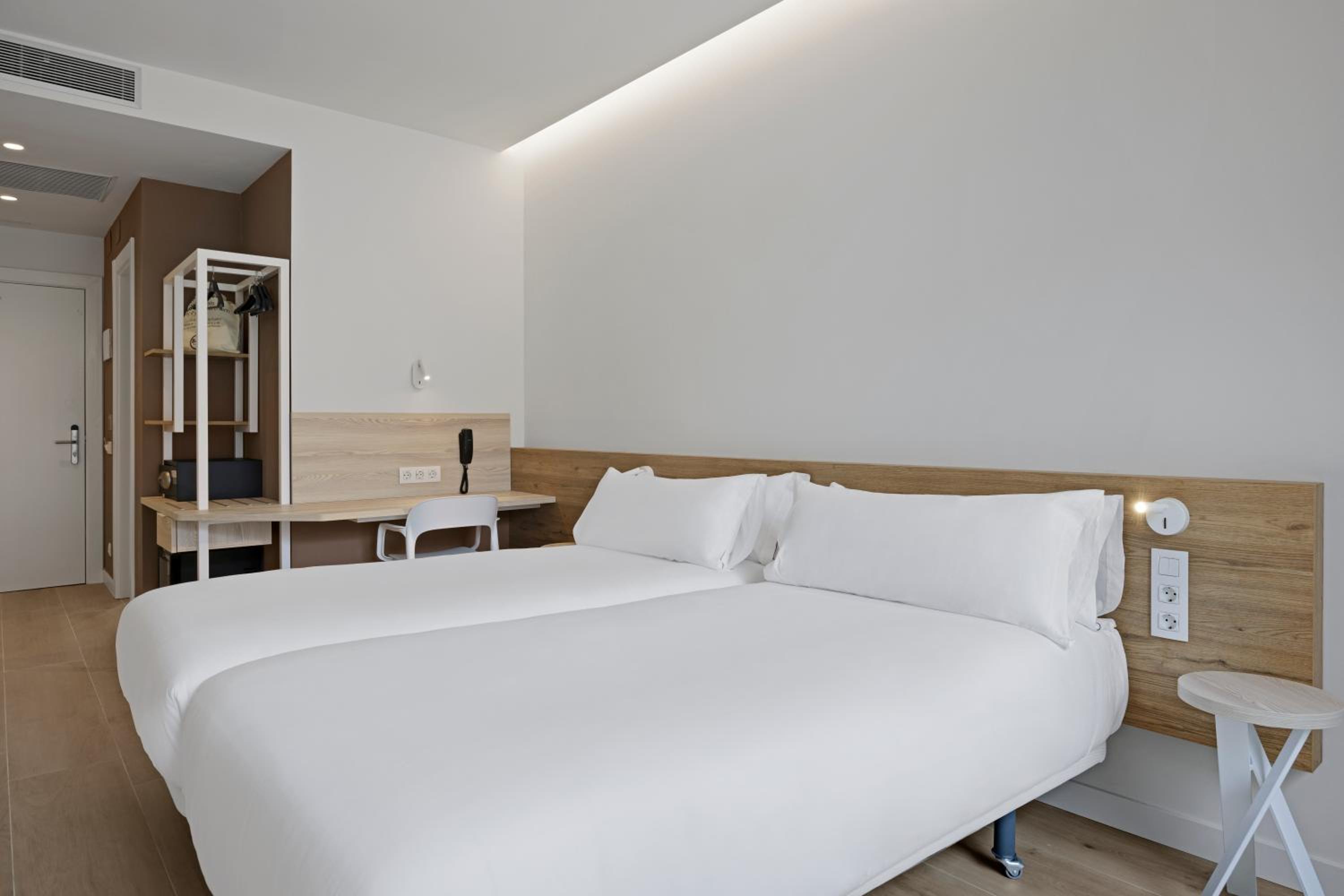 Twin Room - Photo 3