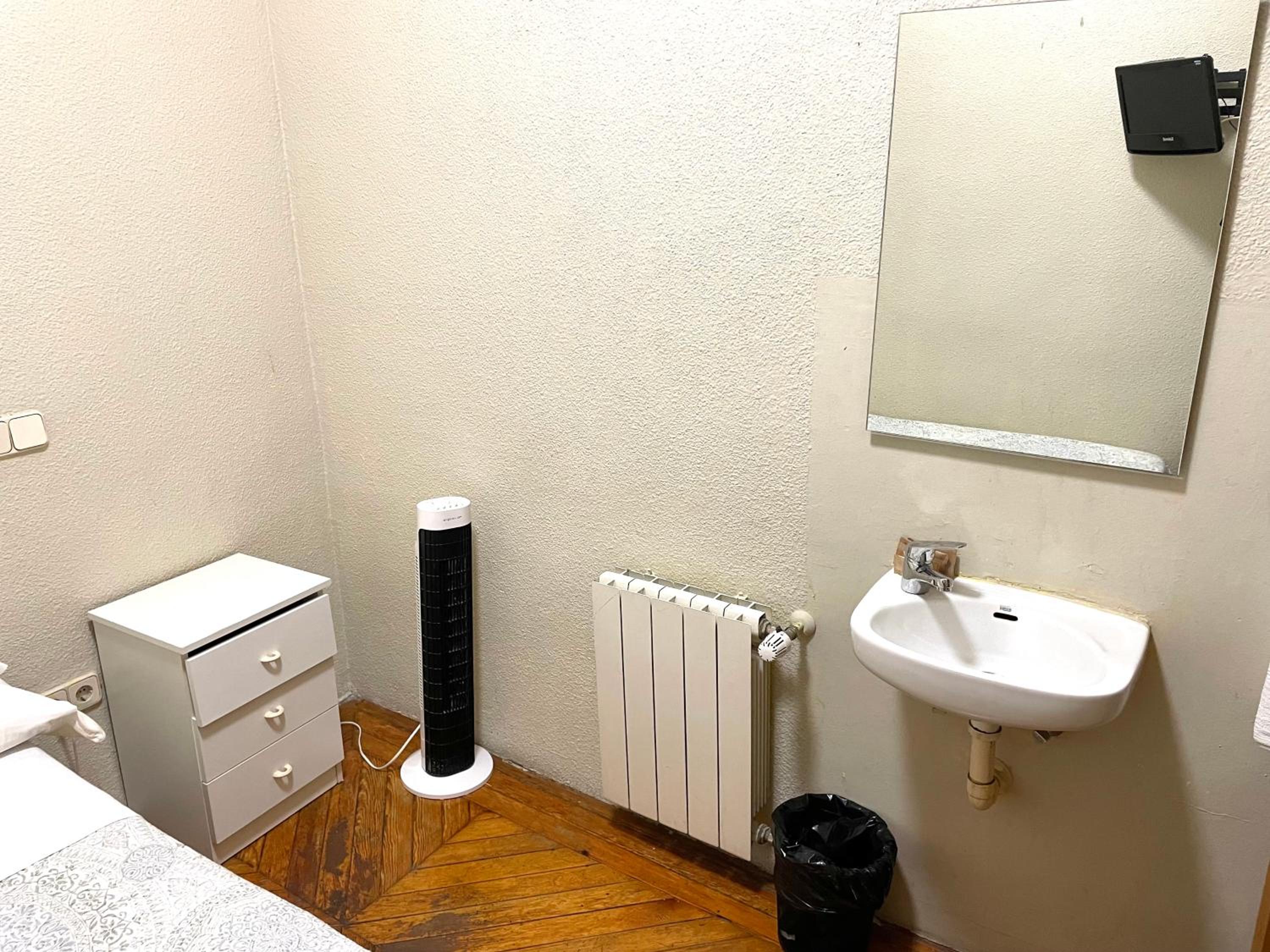 Single Room with Shared Bathroom photo 2