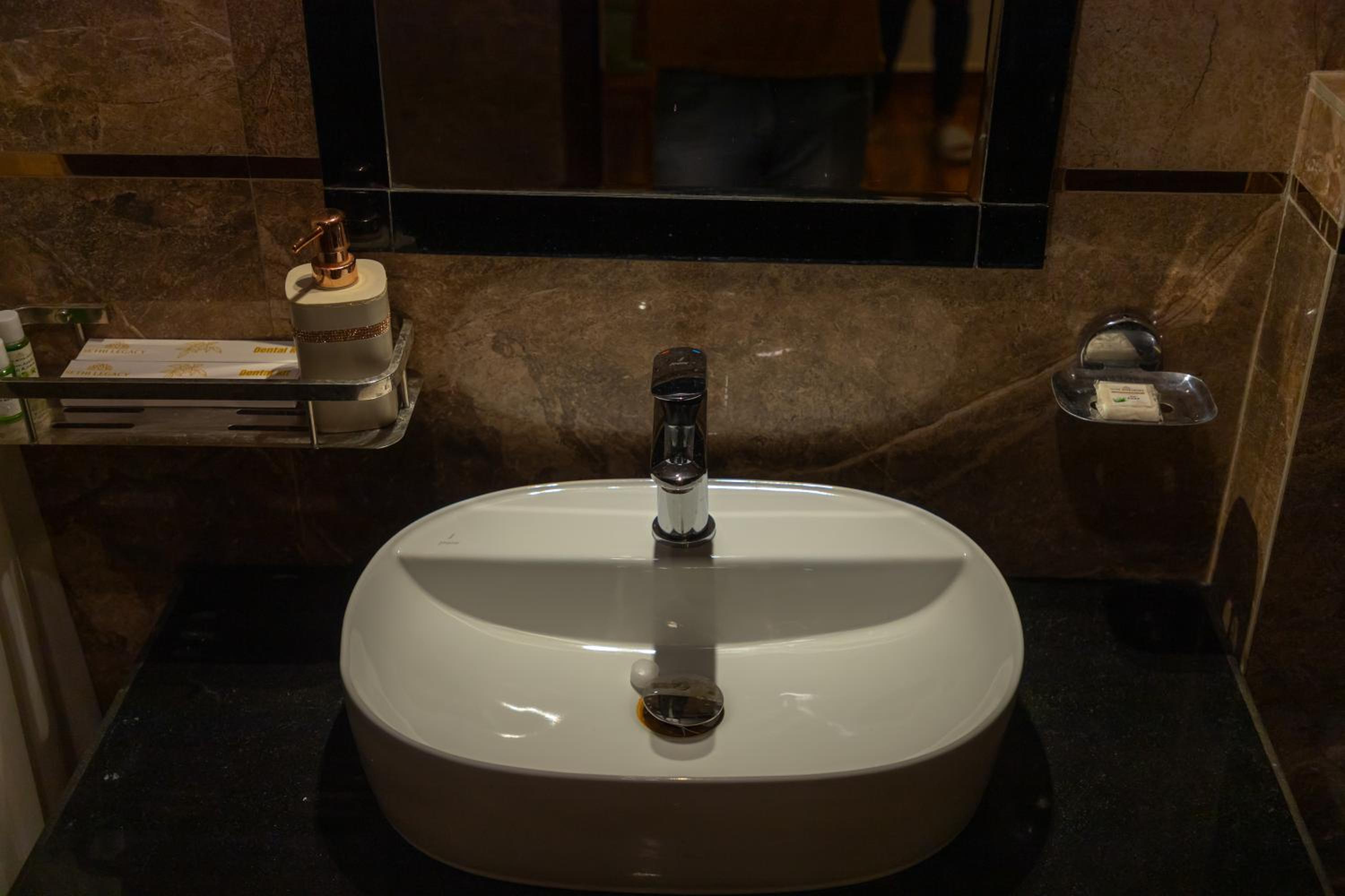 Executive Suite - Photo 2