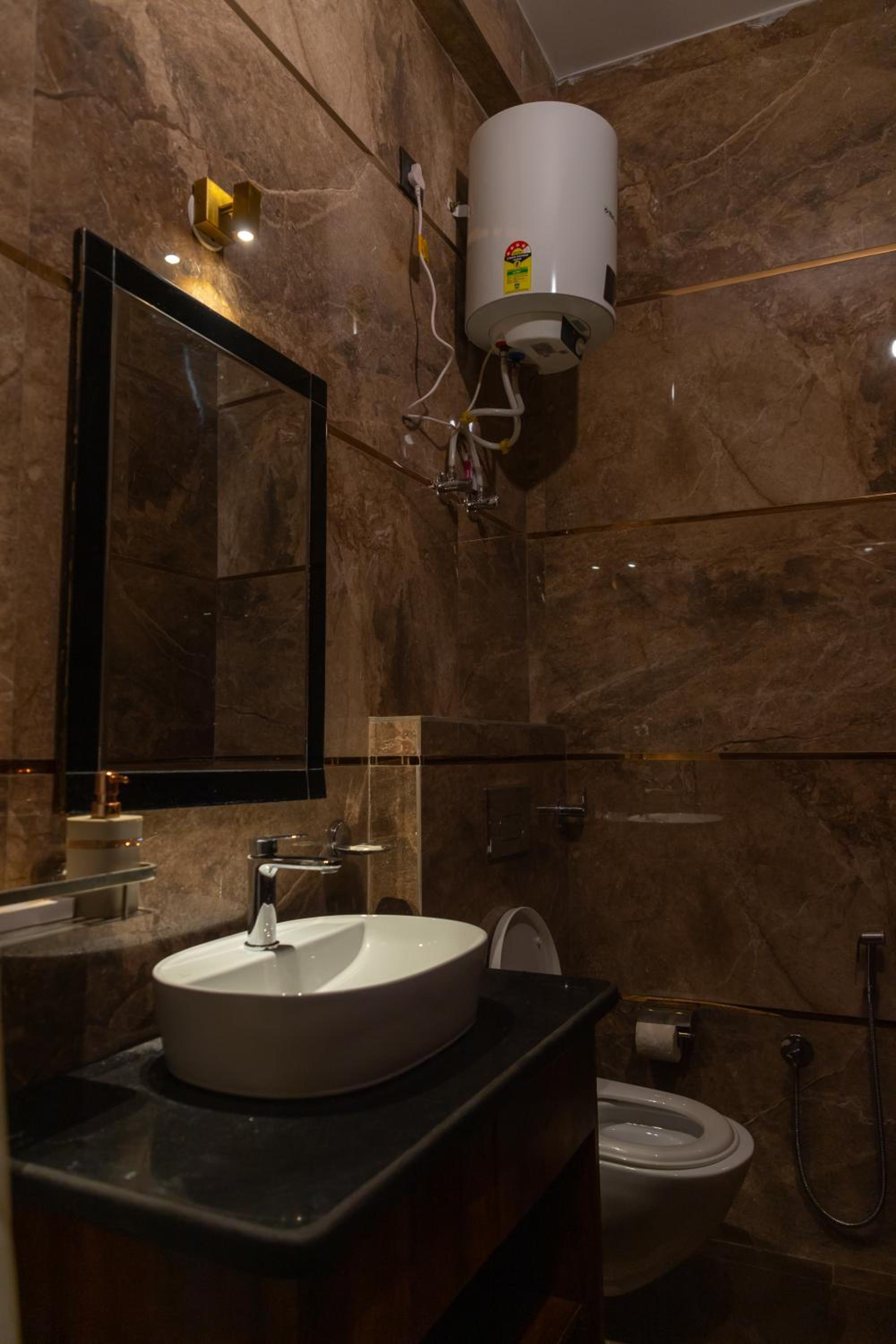 Executive Suite - Photo 8