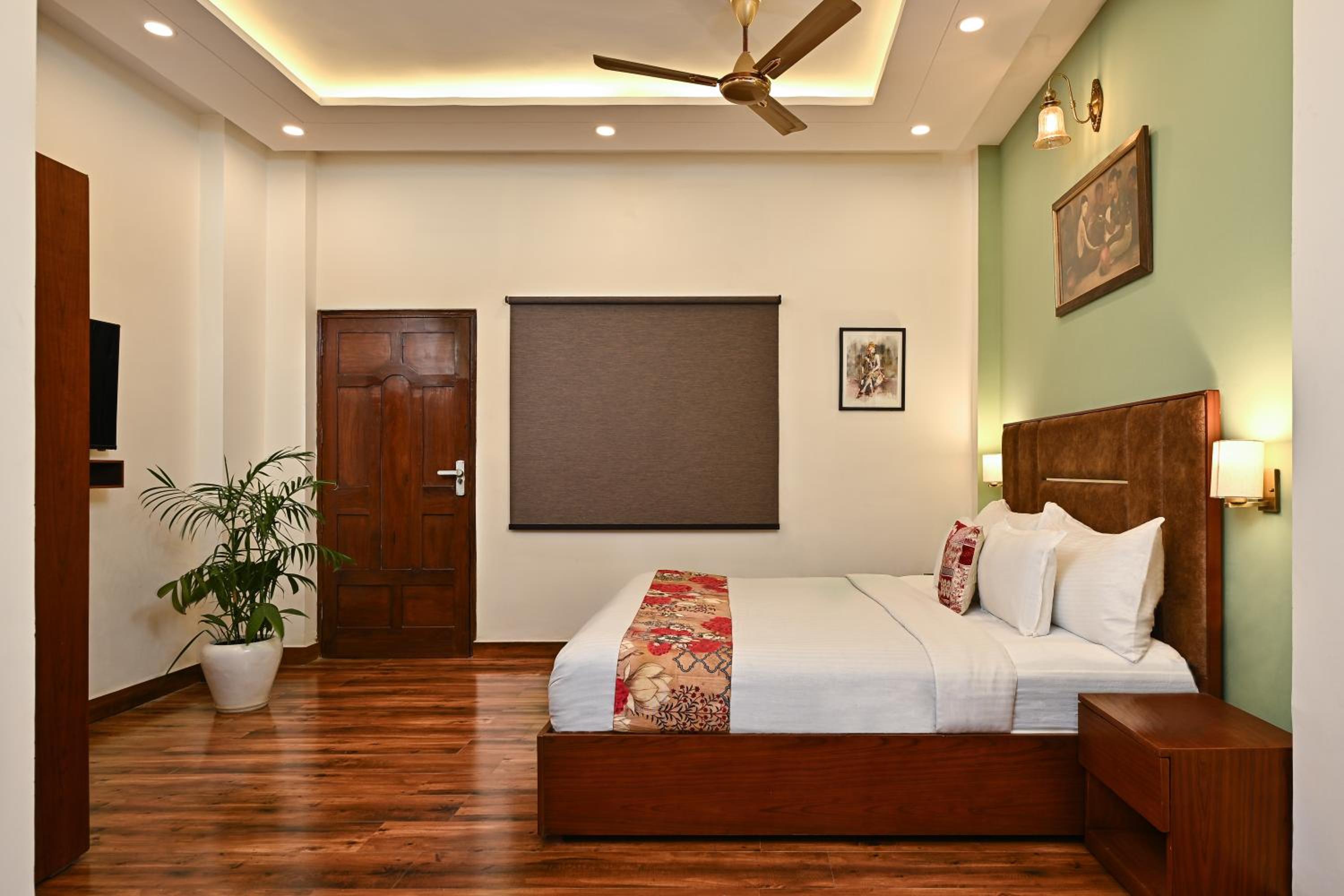 Executive Suite - Photo 1