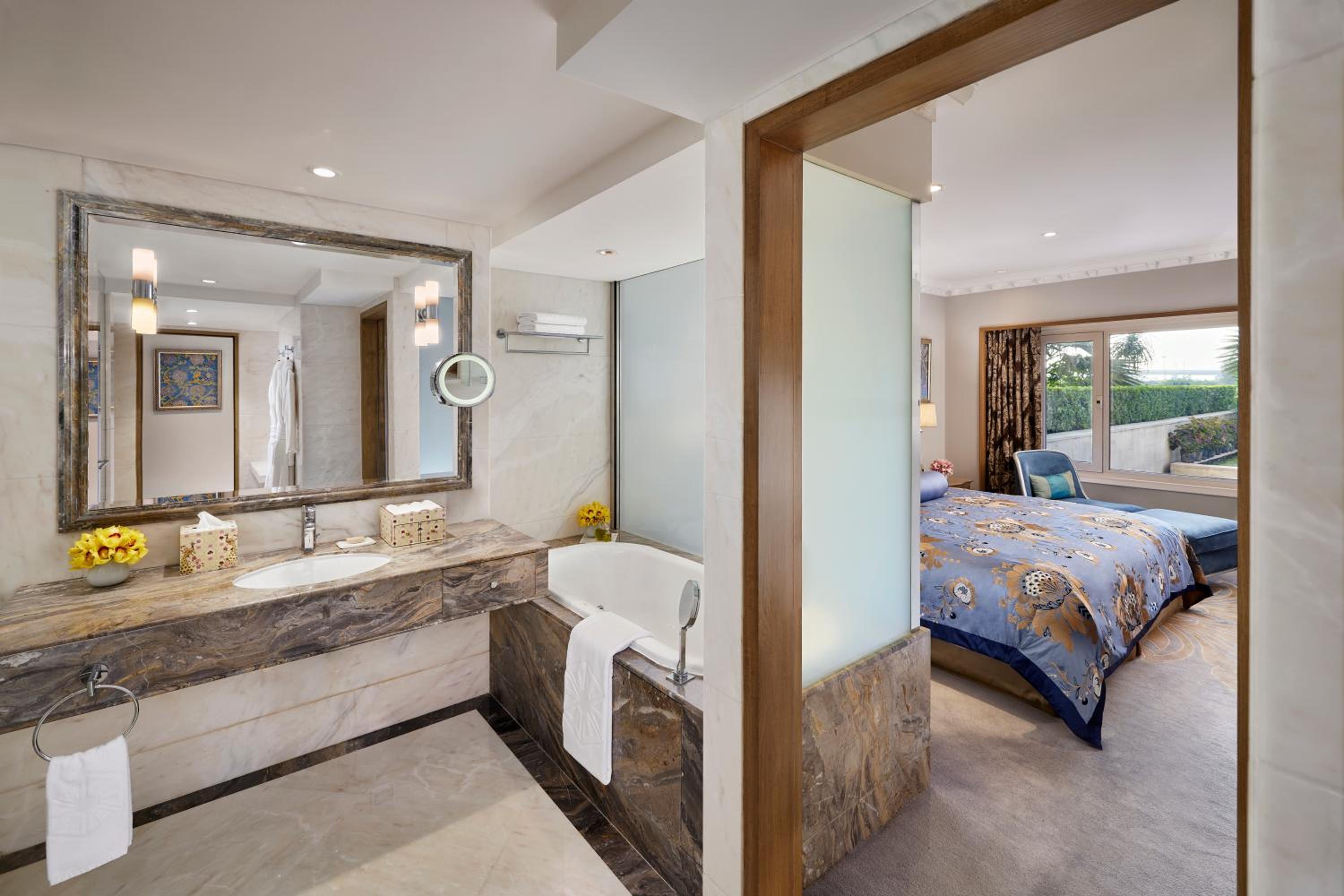 Garden Luxury Suite King Bed Pool View - Photo 2