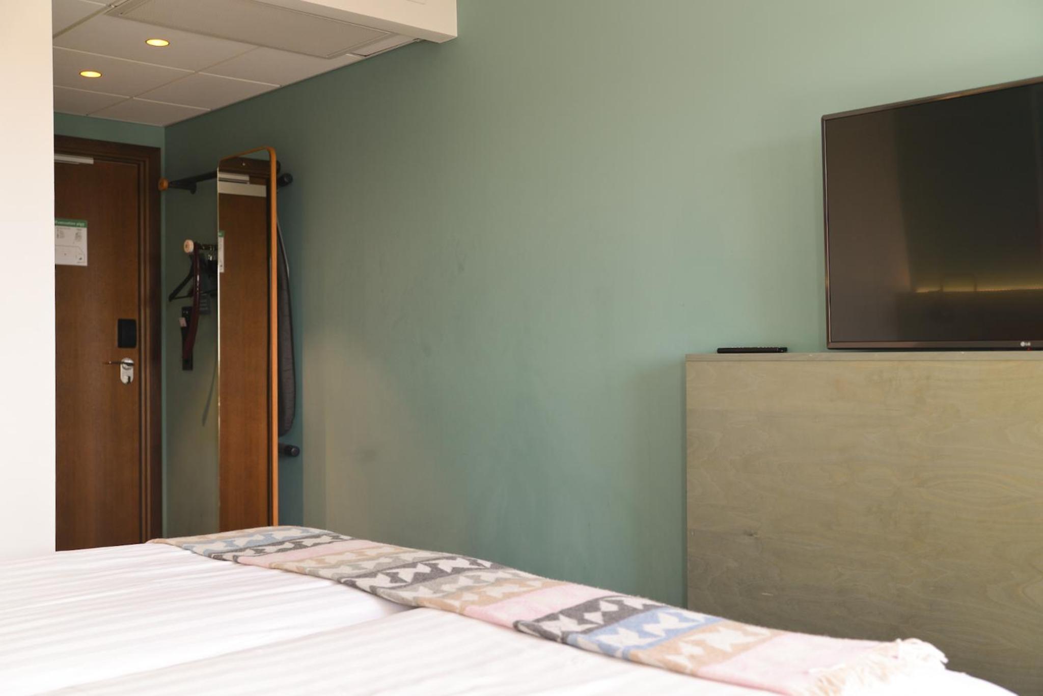 Standard Twin Room - Photo 4