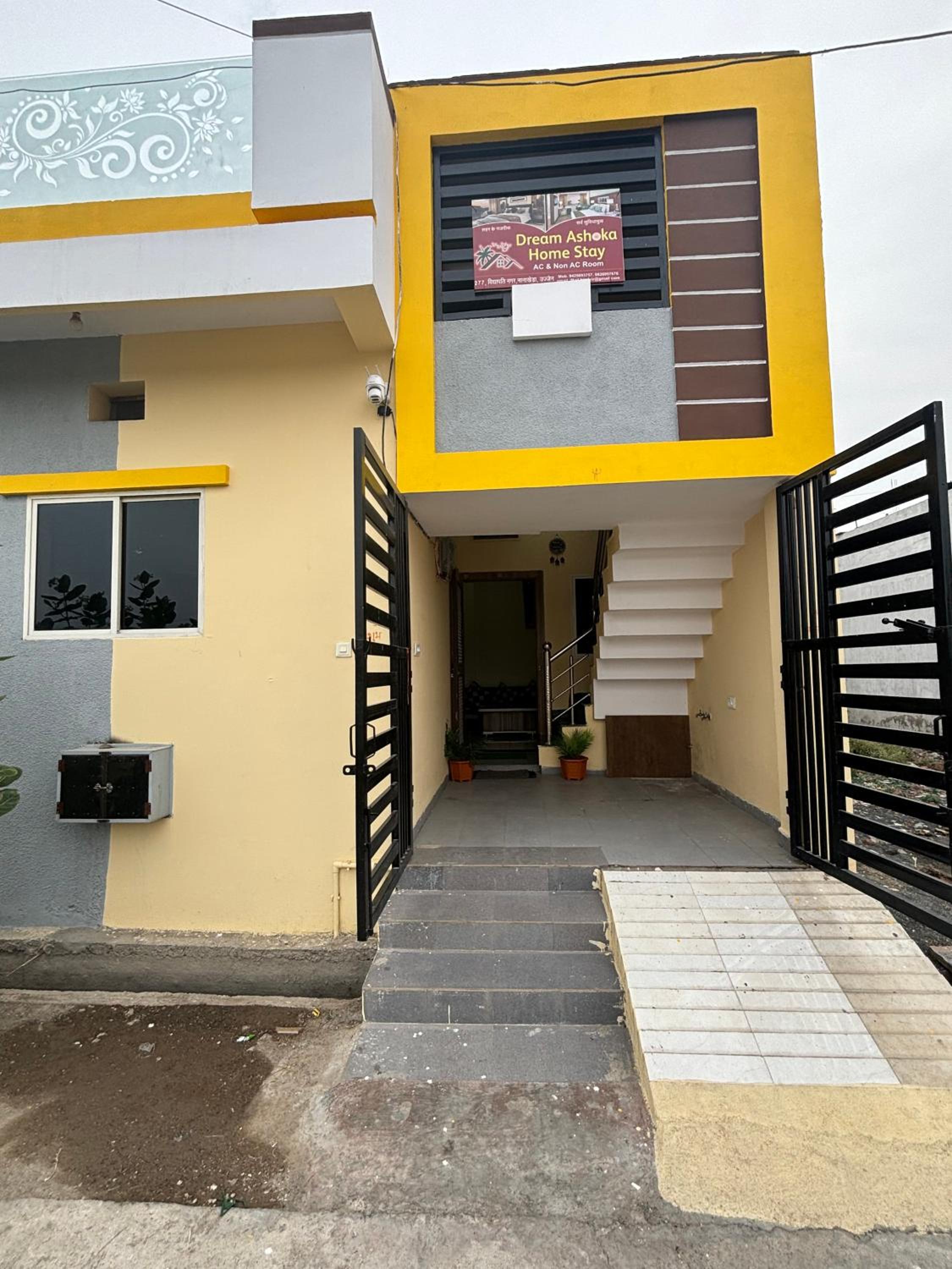Three-Bedroom House photo 3