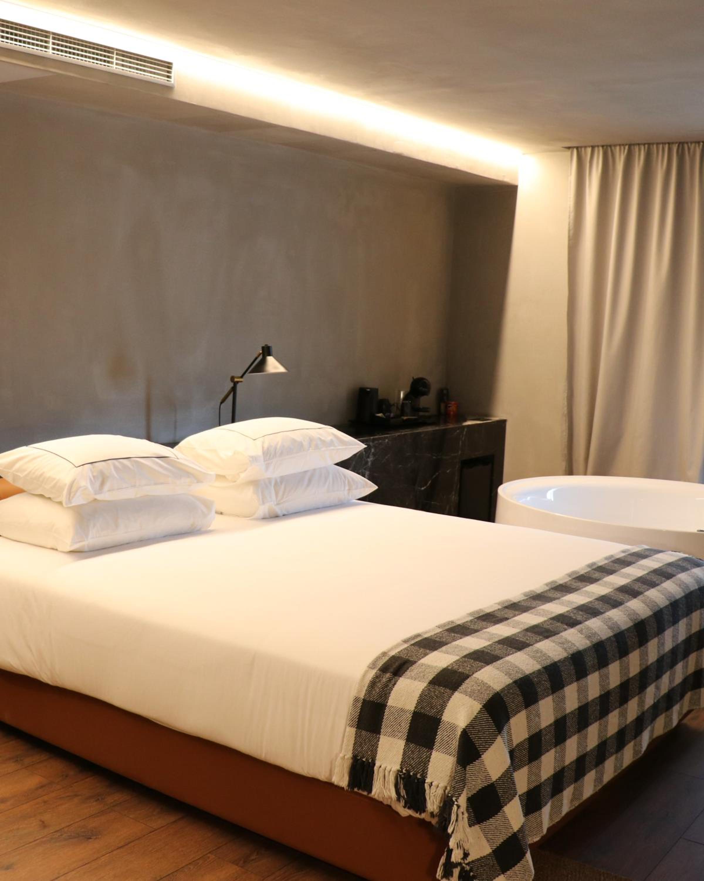 Suite with Jacuzzi and Mountain View - Photo 1