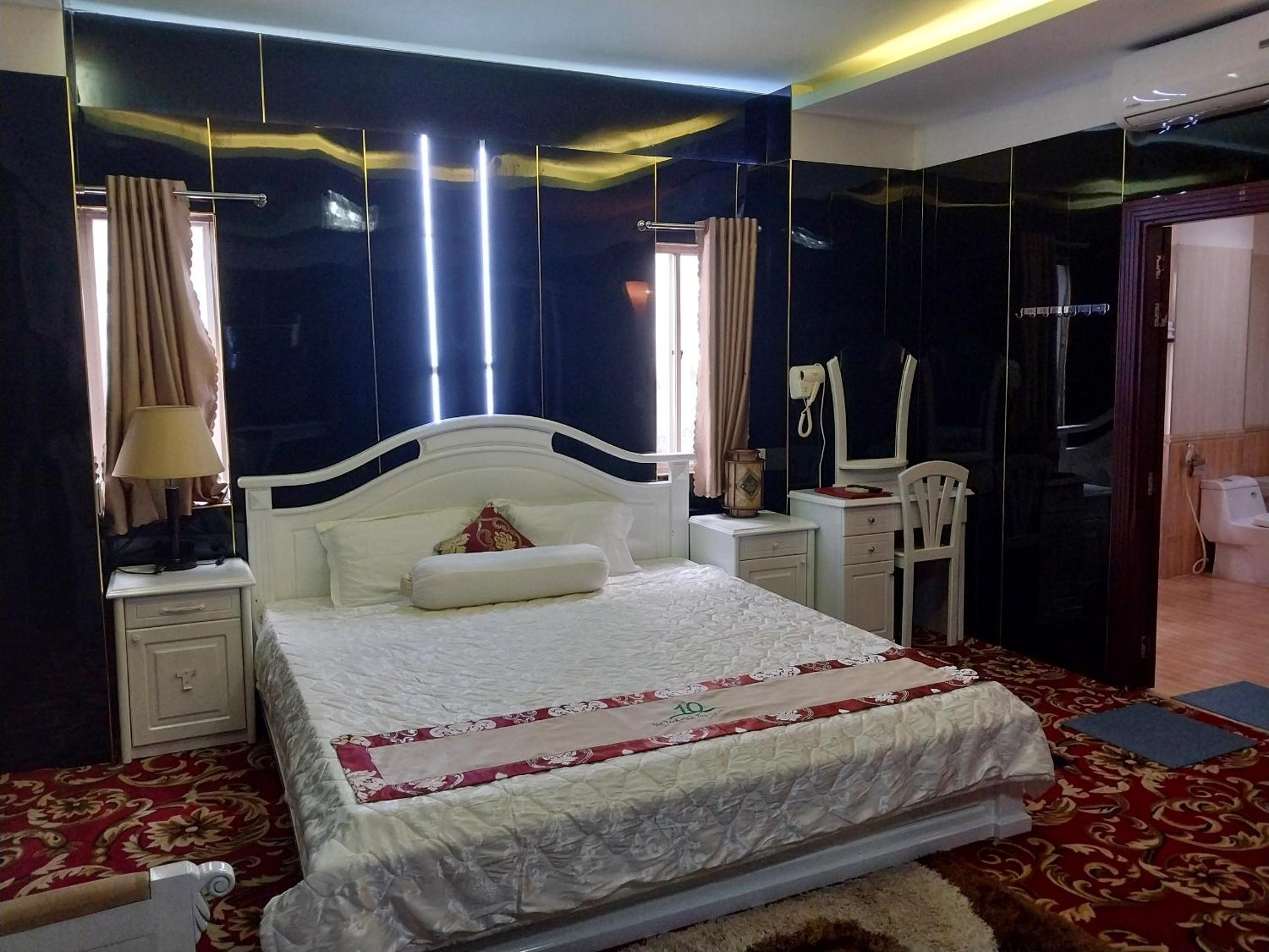 Deluxe King Room photo 1