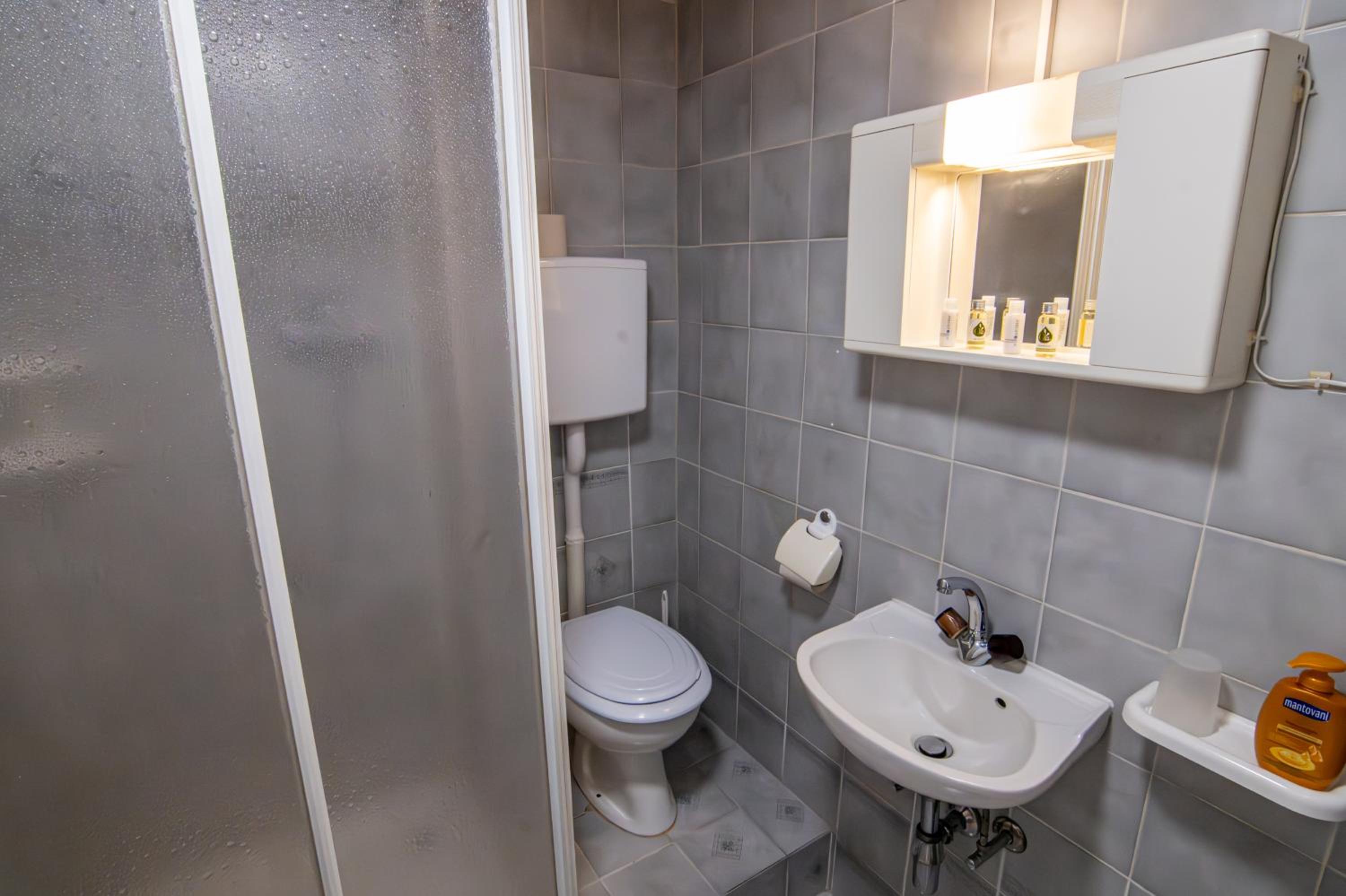 Quadruple Room - Photo 12