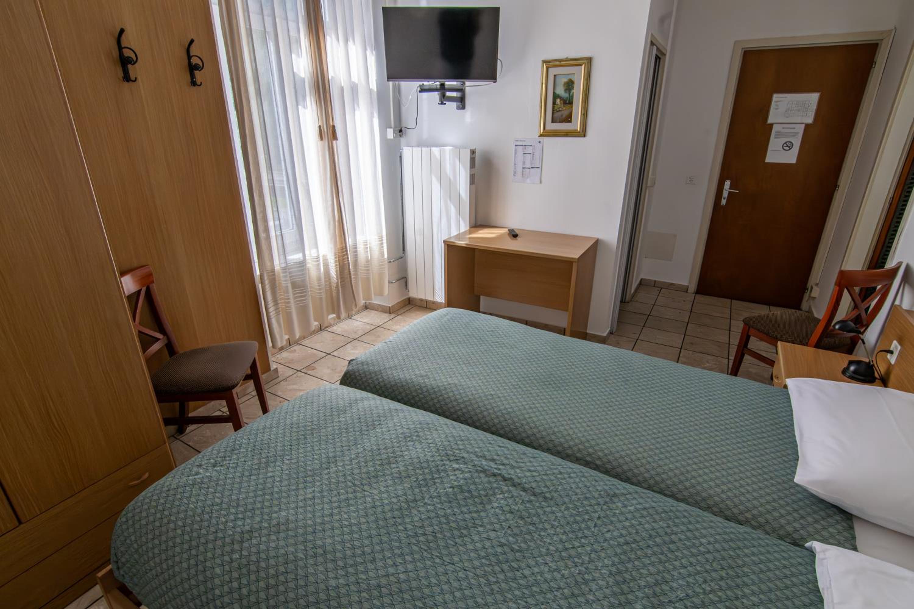 Quadruple Room - Photo 11