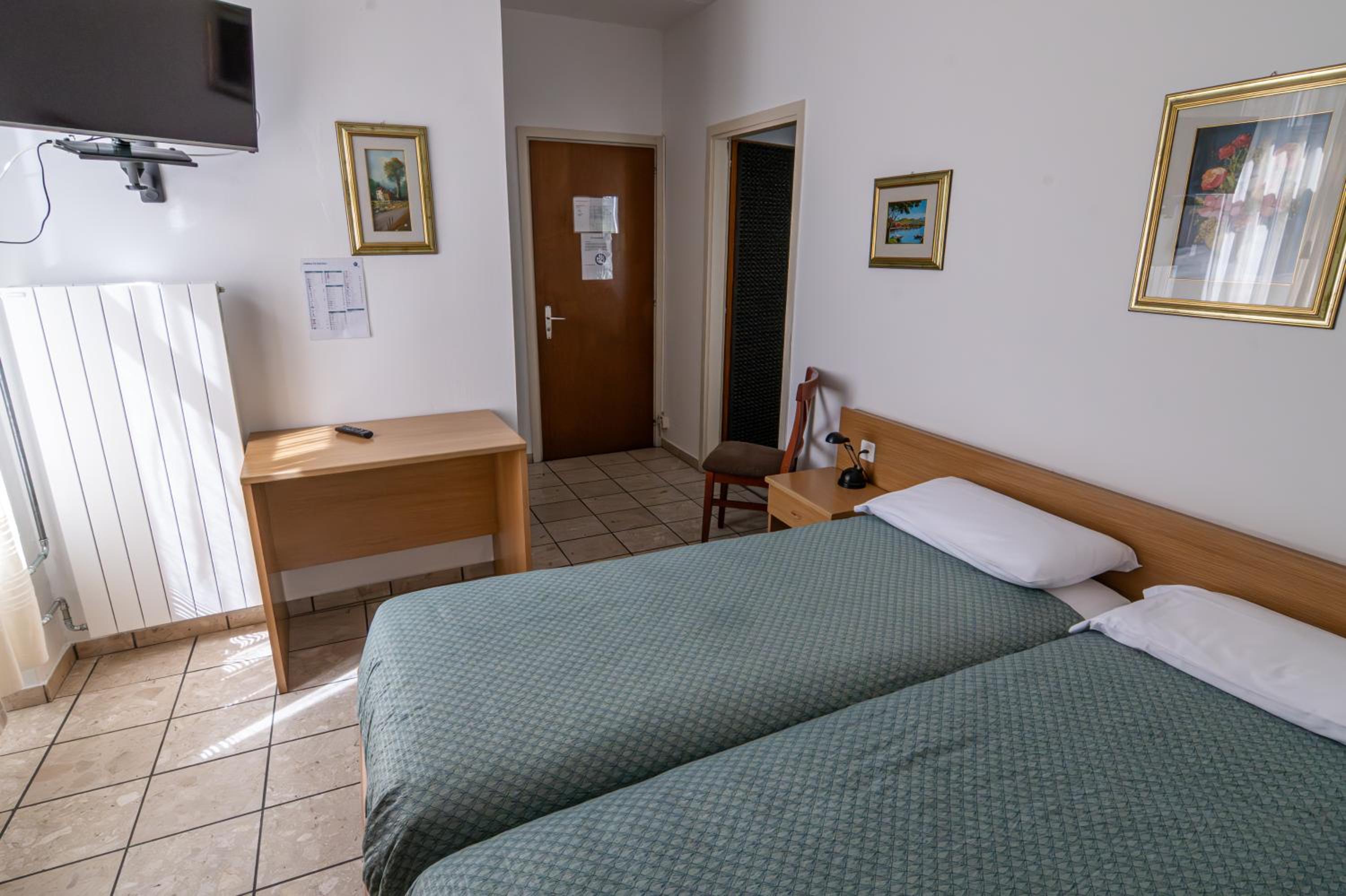 Quadruple Room - Photo 8