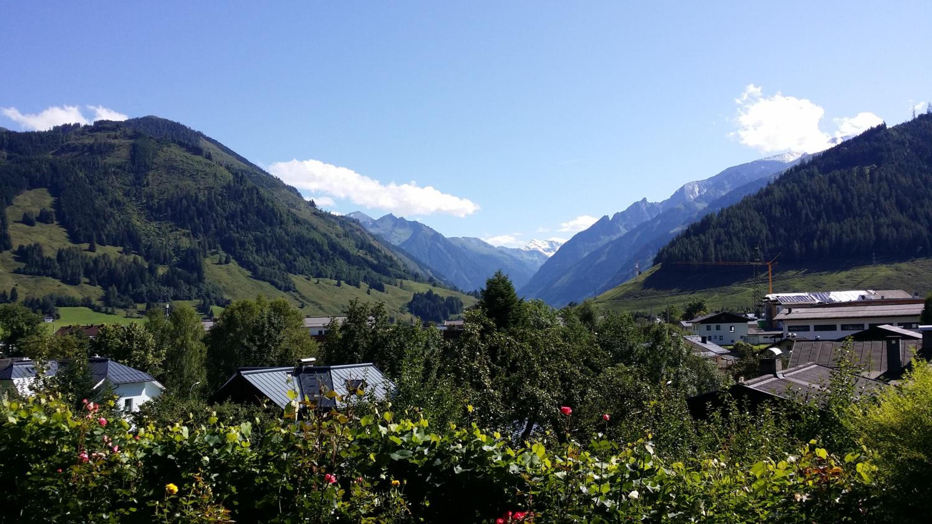 Three-Bedroom Apartment with Mountain View photo 3
