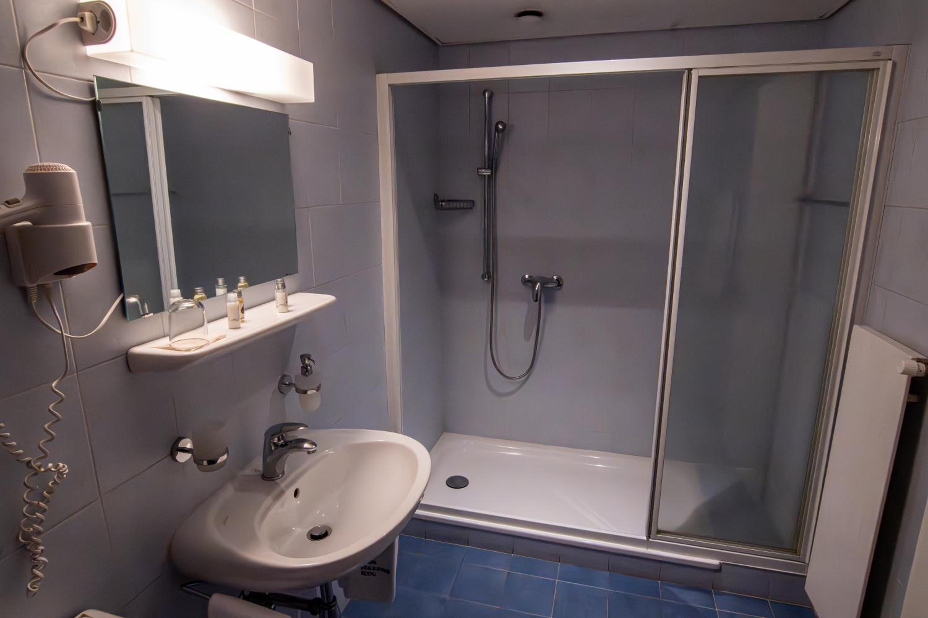 Double or Twin Room - Photo 12