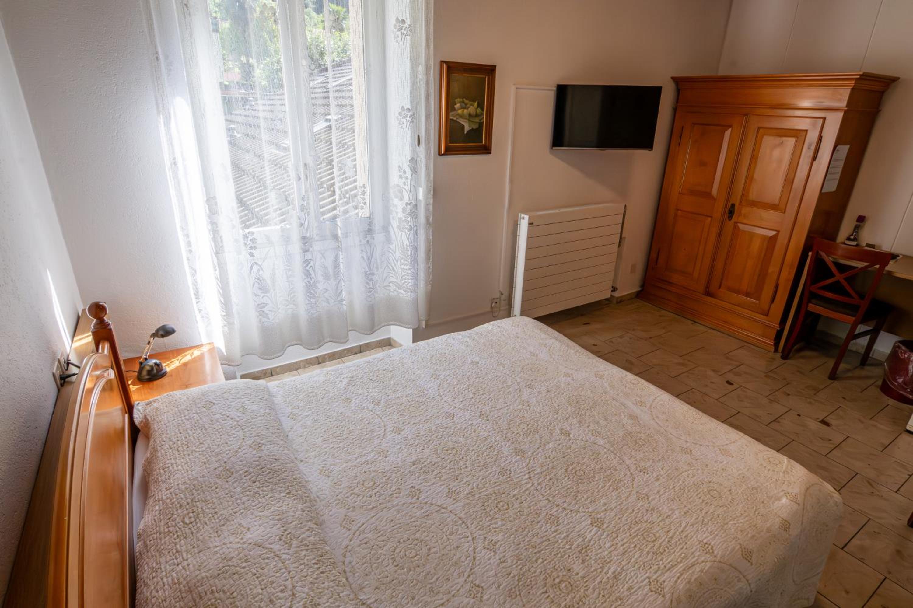 Double or Twin Room - Photo 11