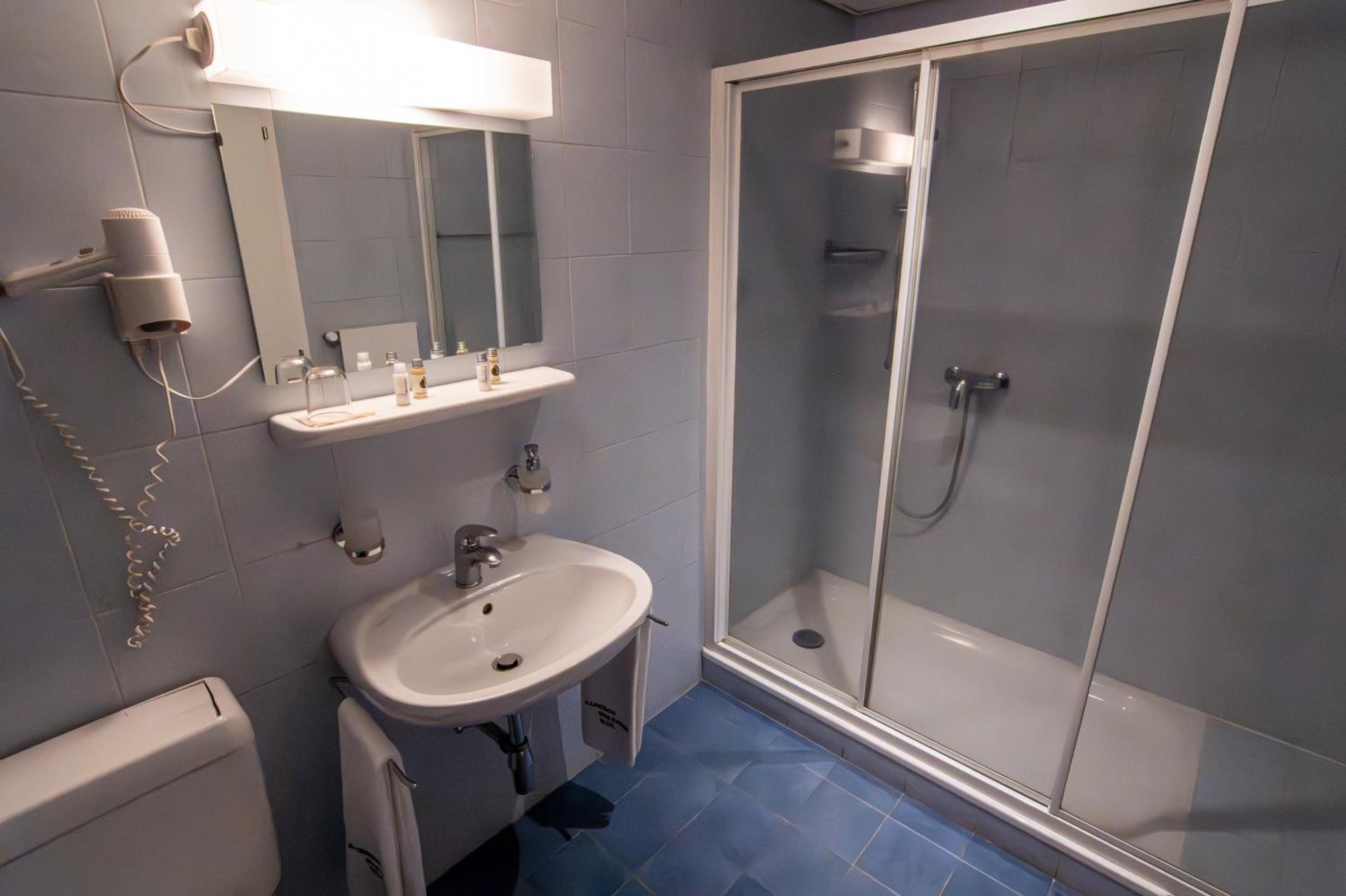 Double or Twin Room - Photo 9