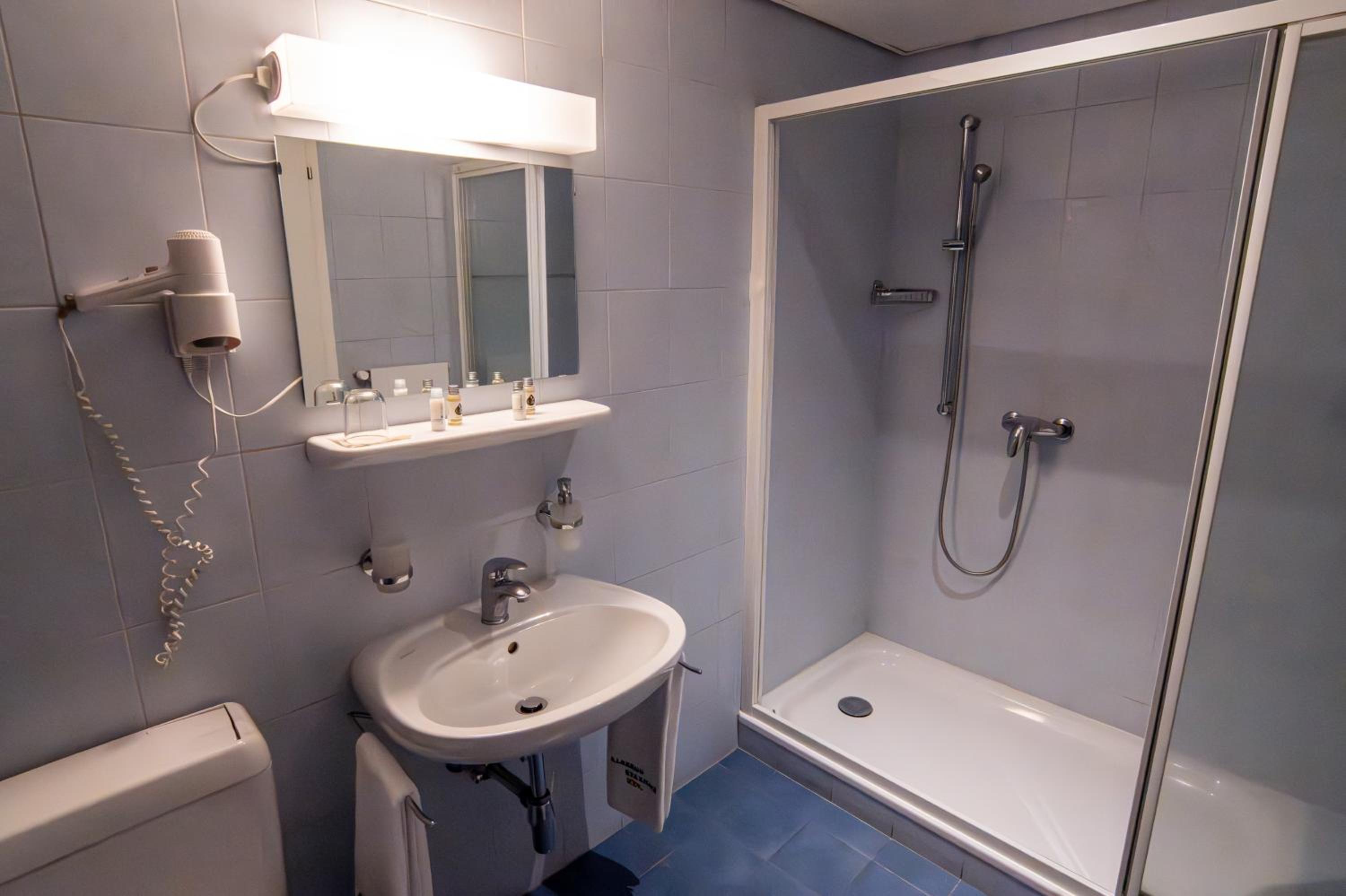 Double or Twin Room - Photo 4