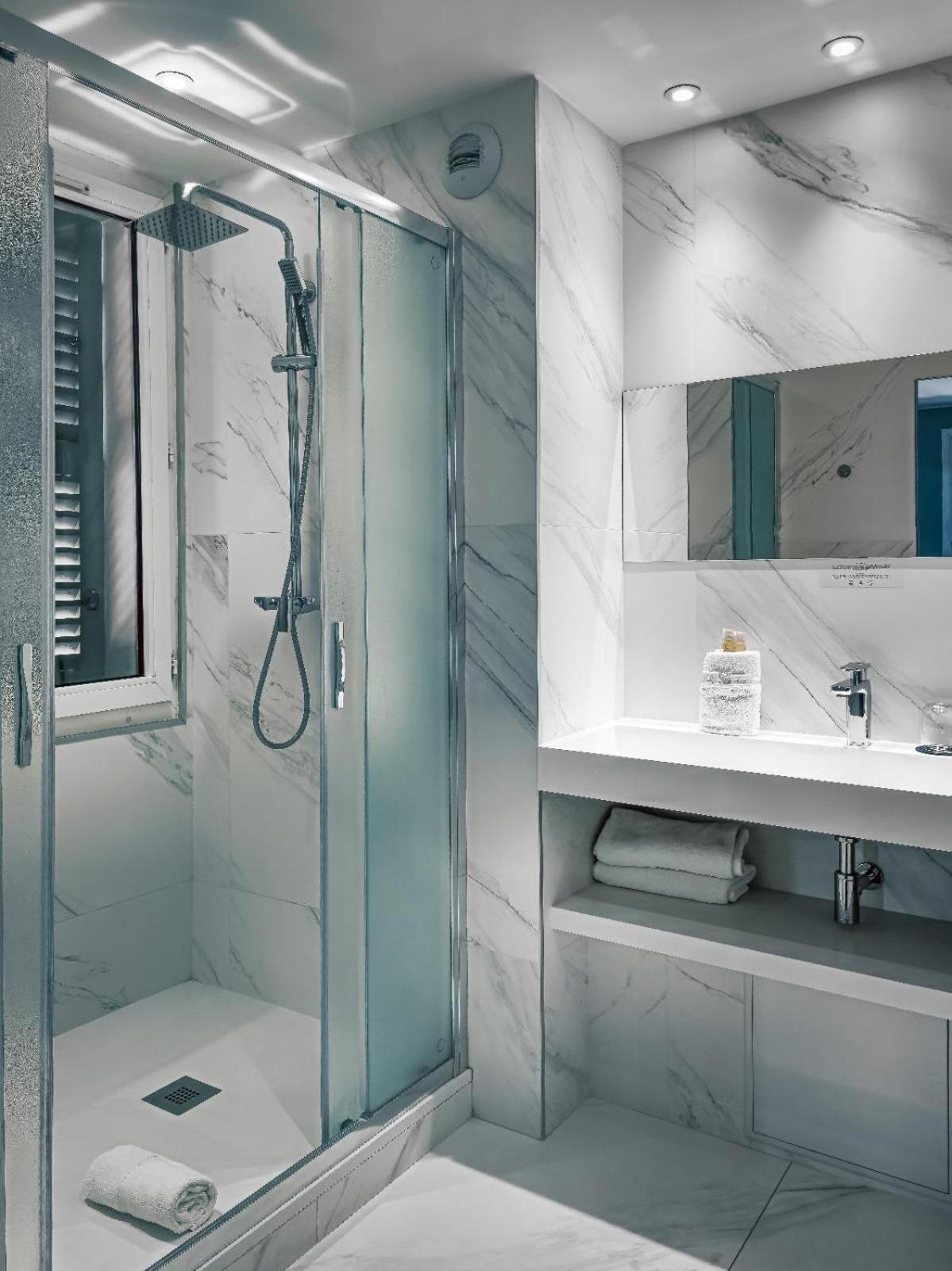 Suite with Sauna Access - Photo 9