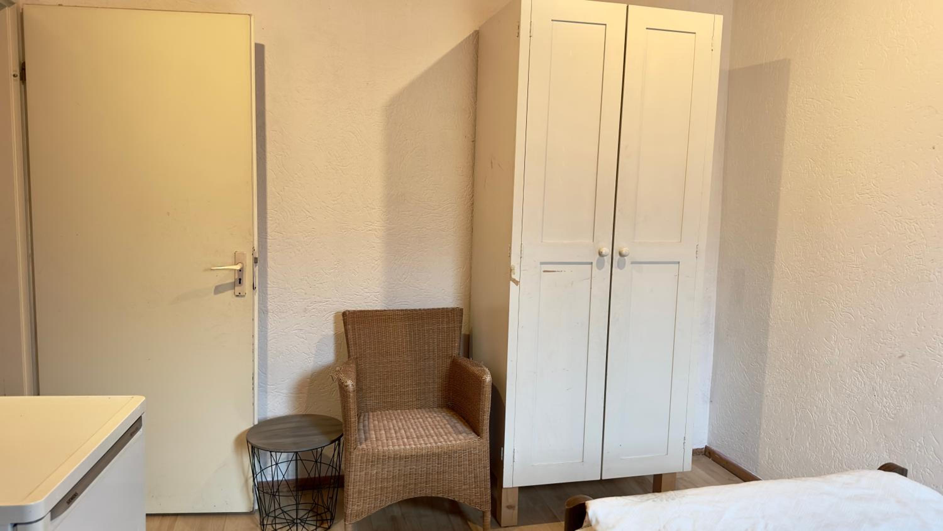 Single Room With Shared Shower And Toilet photo 2