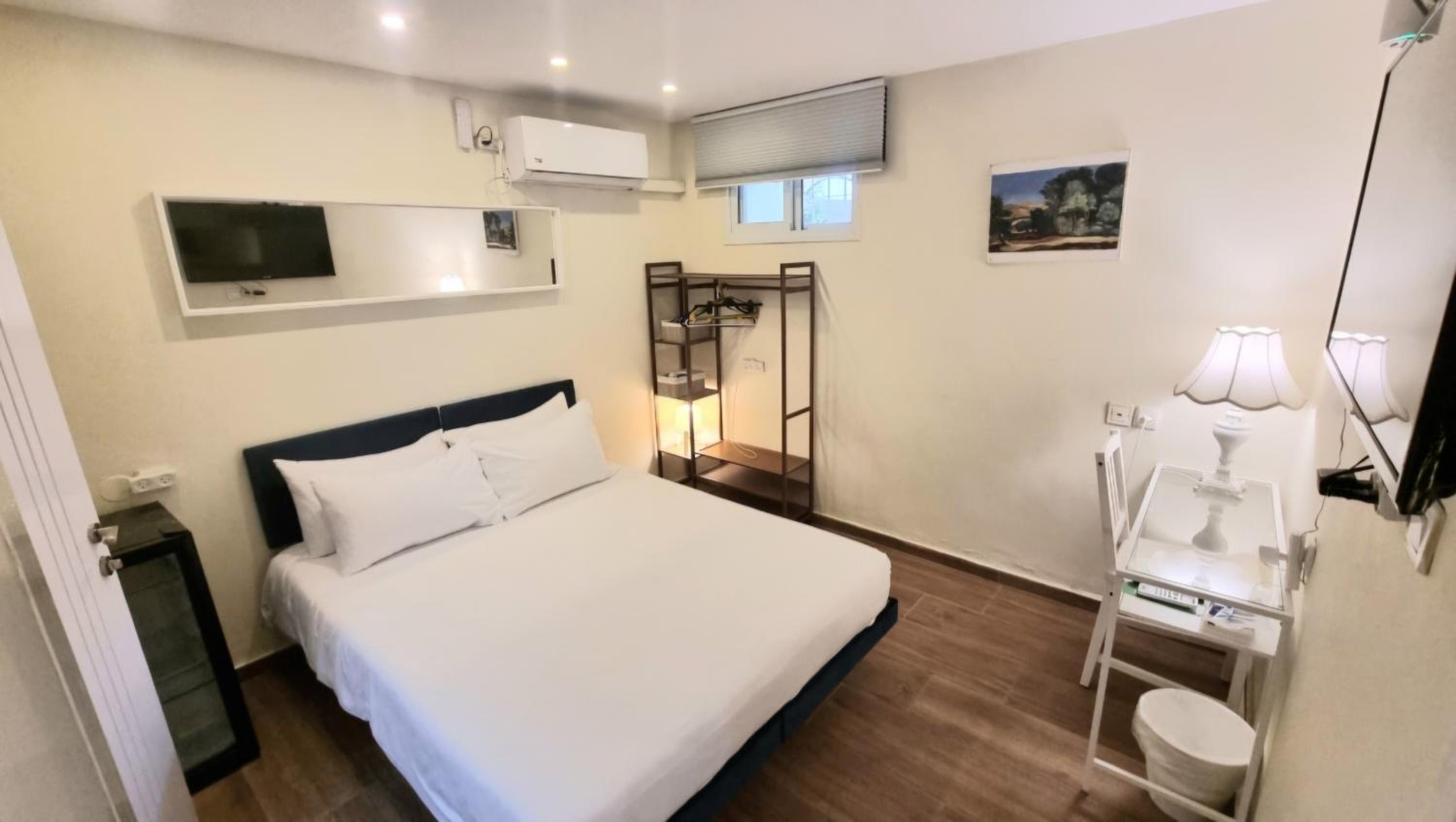 Single Room with Private Bathroom photo 1
