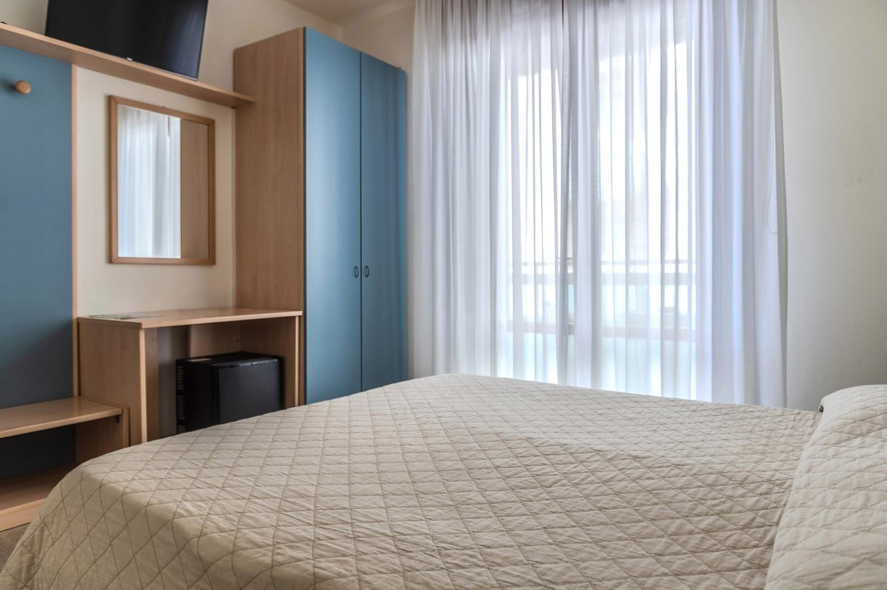 Standard Quadruple Room with Side Sea View photo 2