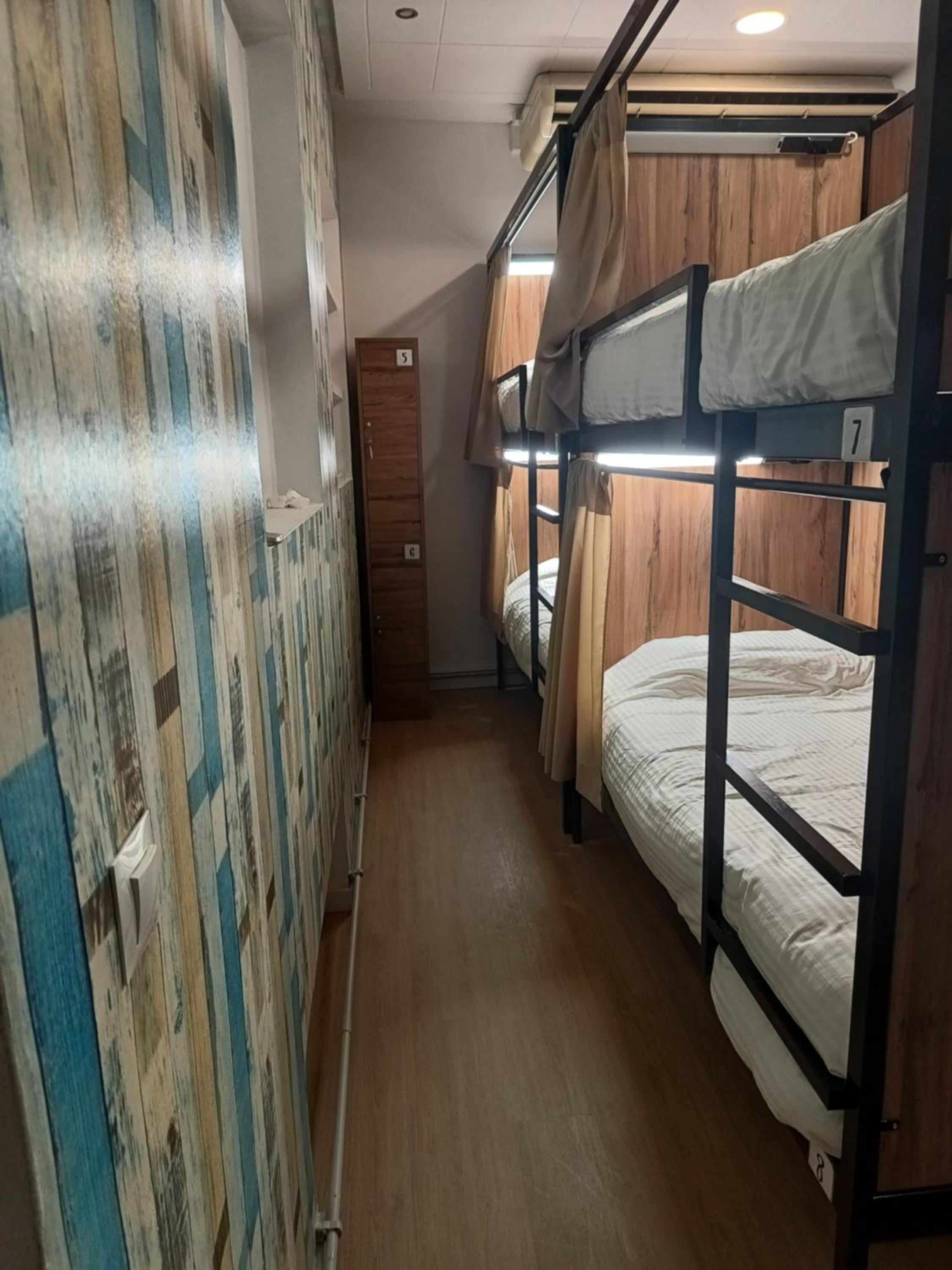 Cama individual en habitación compartida femenina