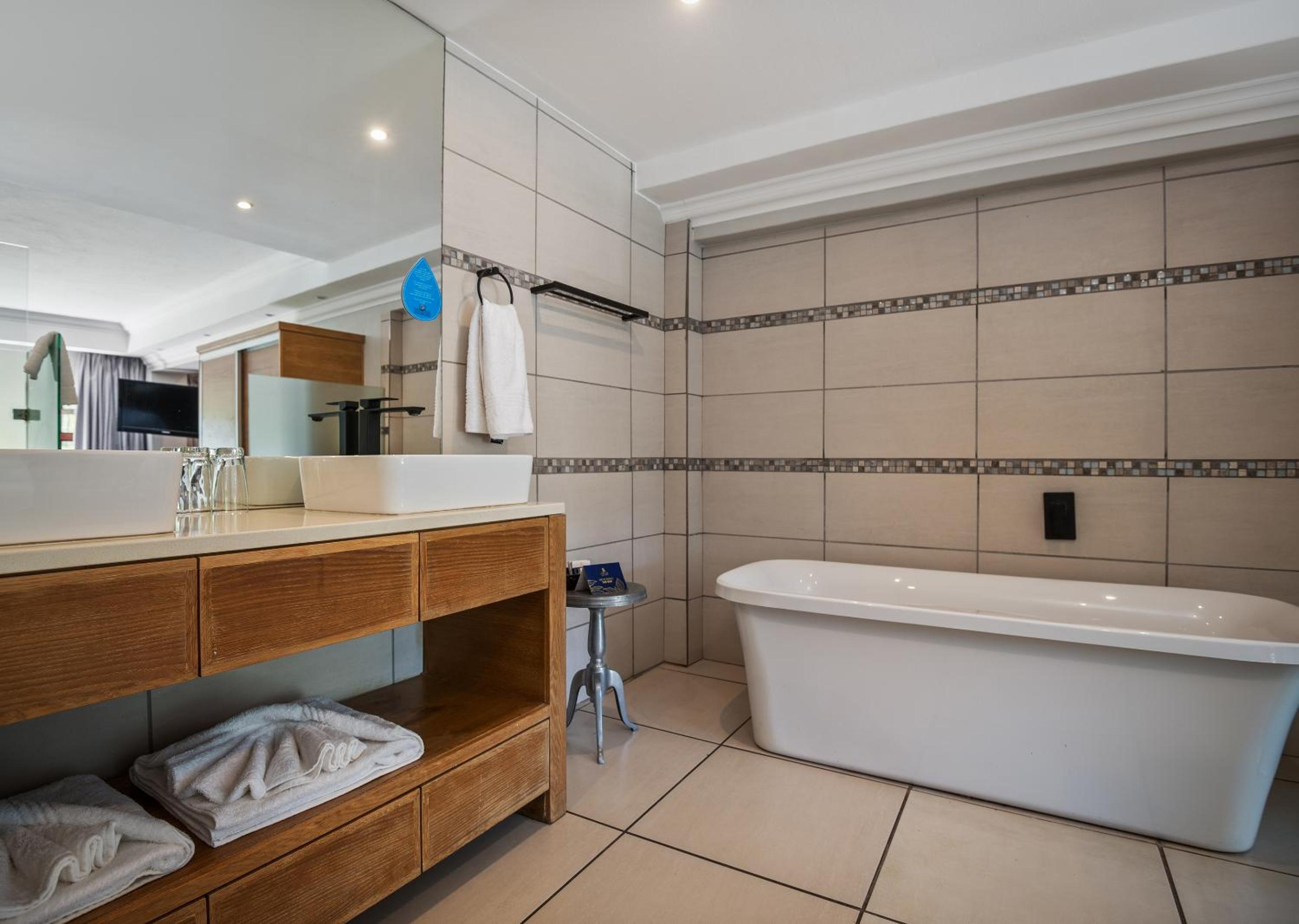 Executive Suite - Photo 2