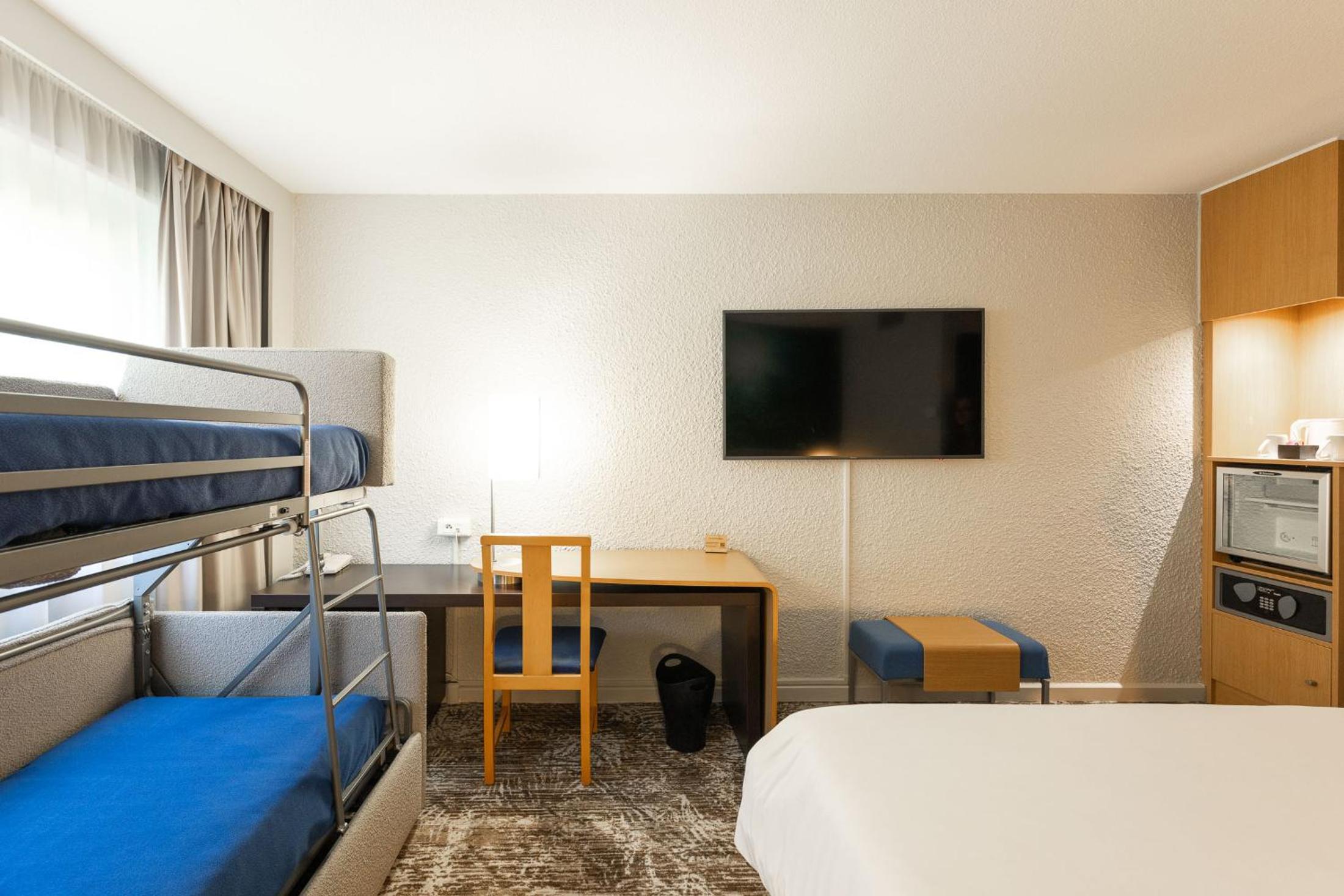 Standard Room with One Double Bed and Three Single Beds photo 3