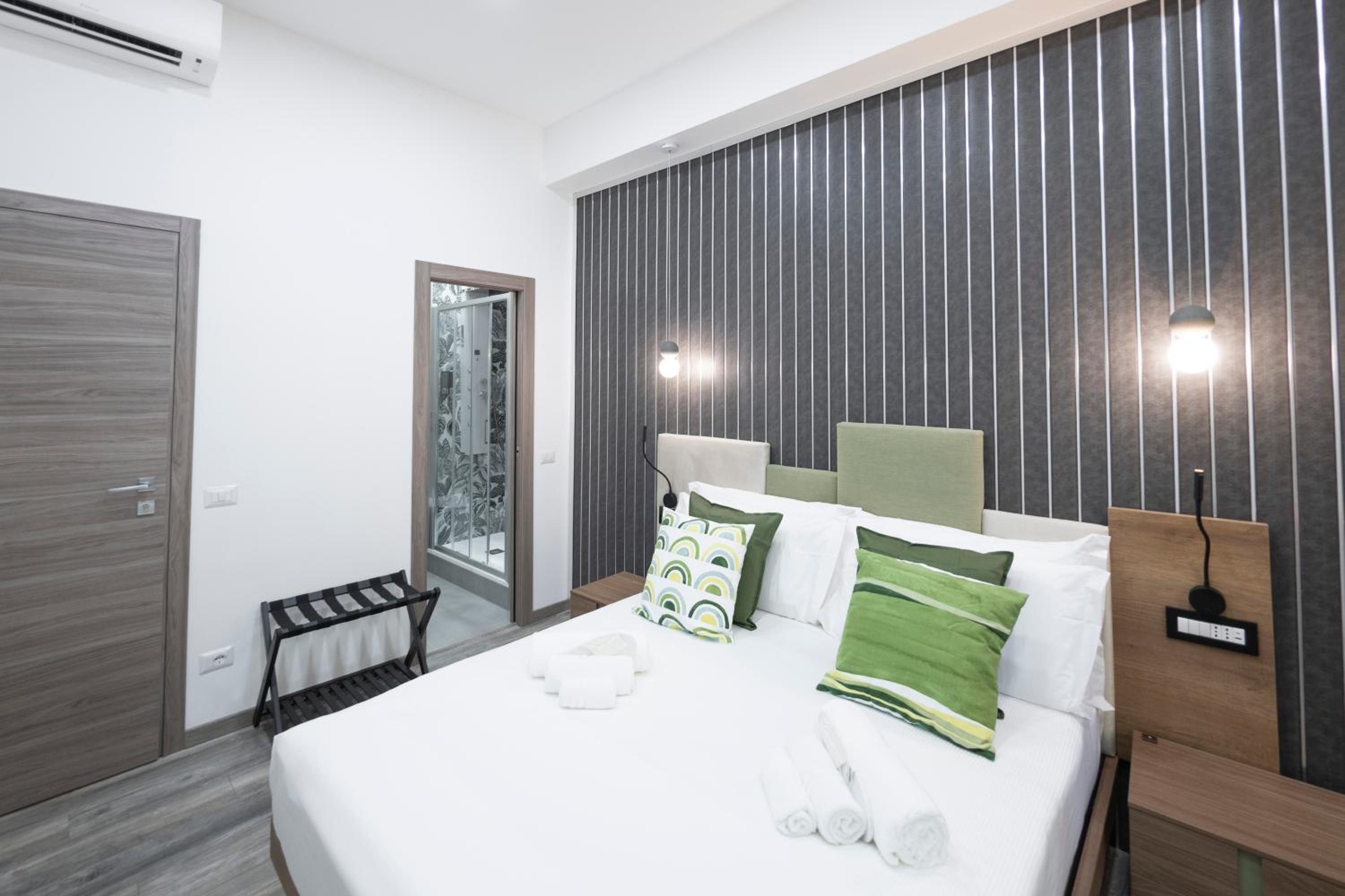 Deluxe King Room photo 1