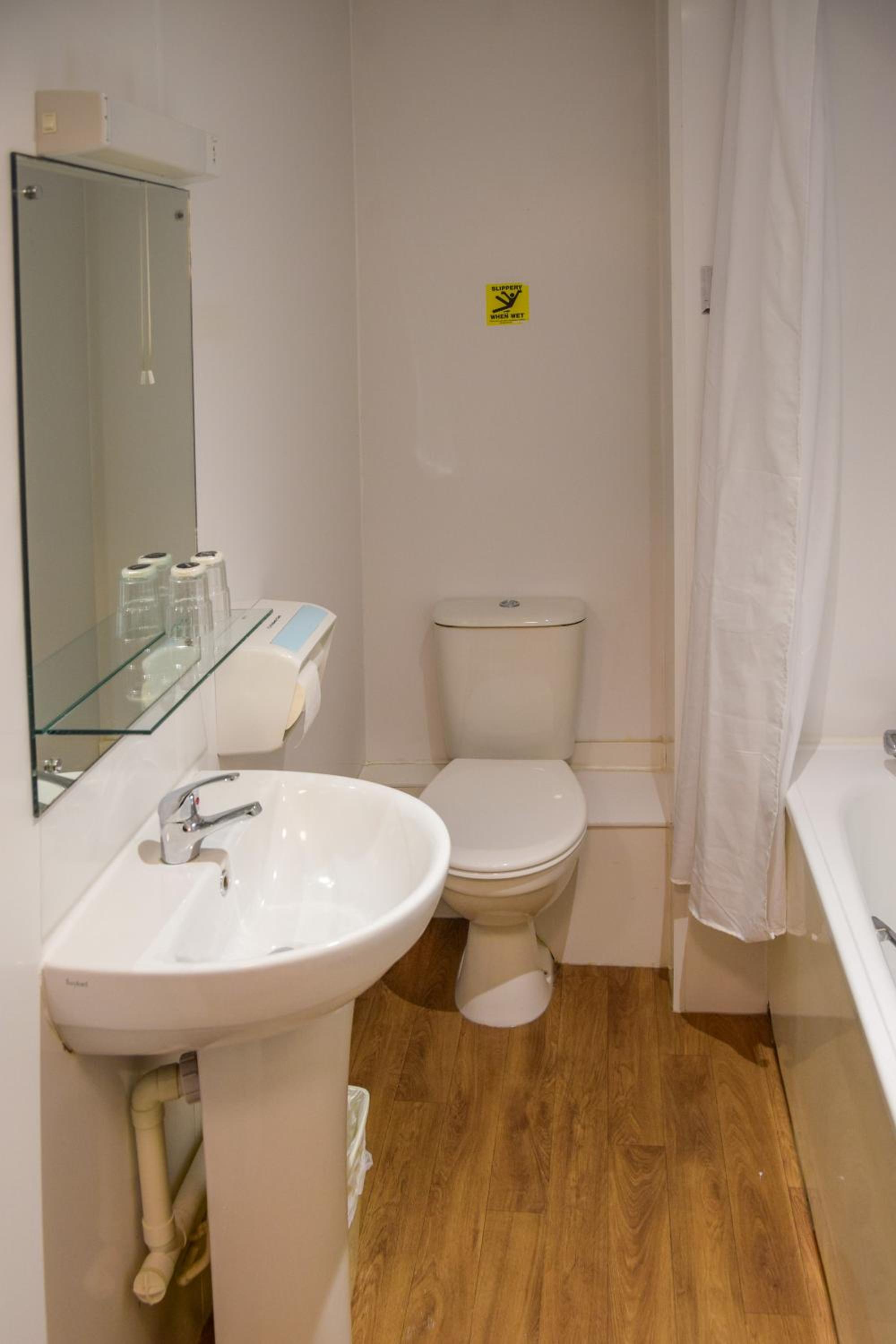 Double Room - Photo 7